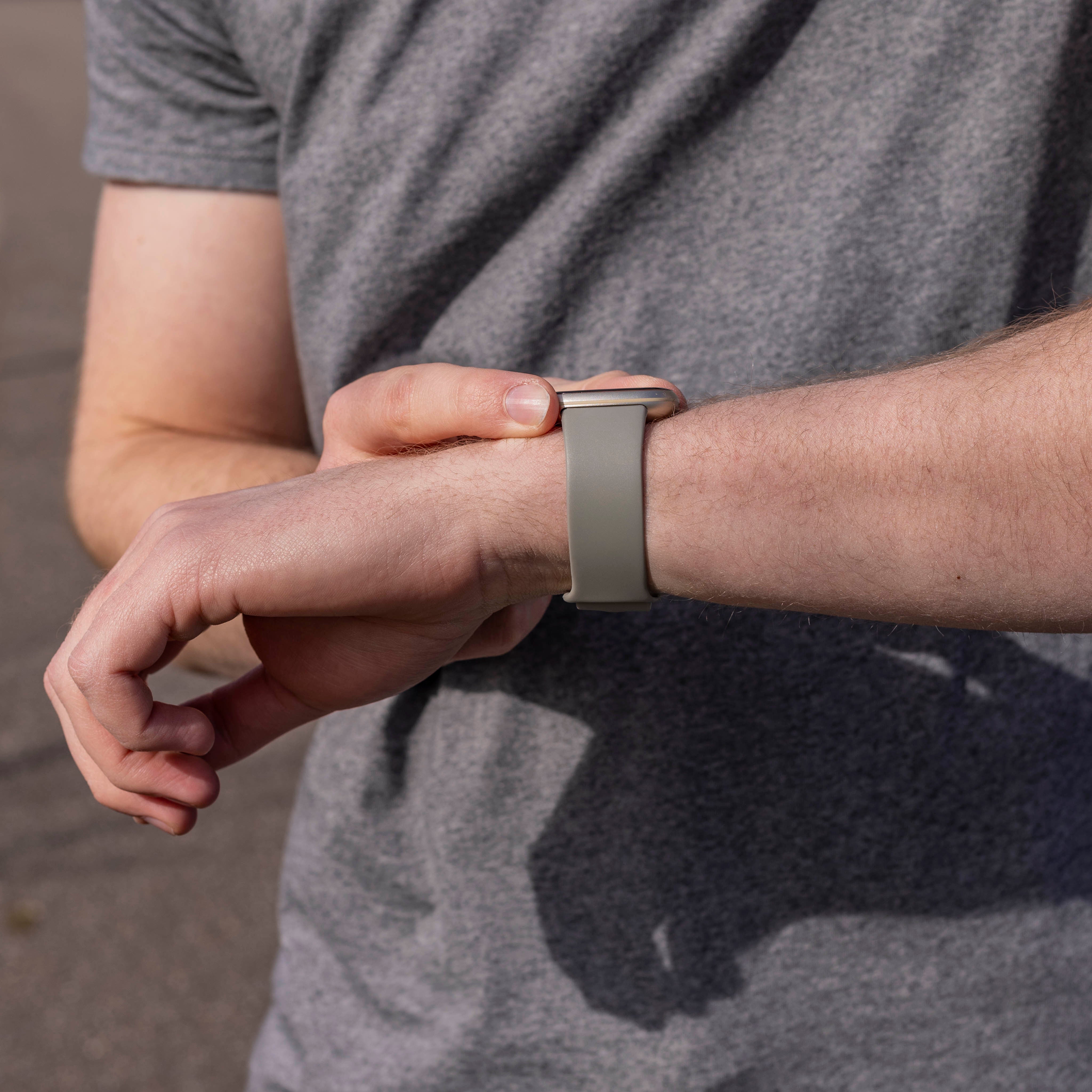 Fitbit Sense 2 siliconen classic bandje (grijs)