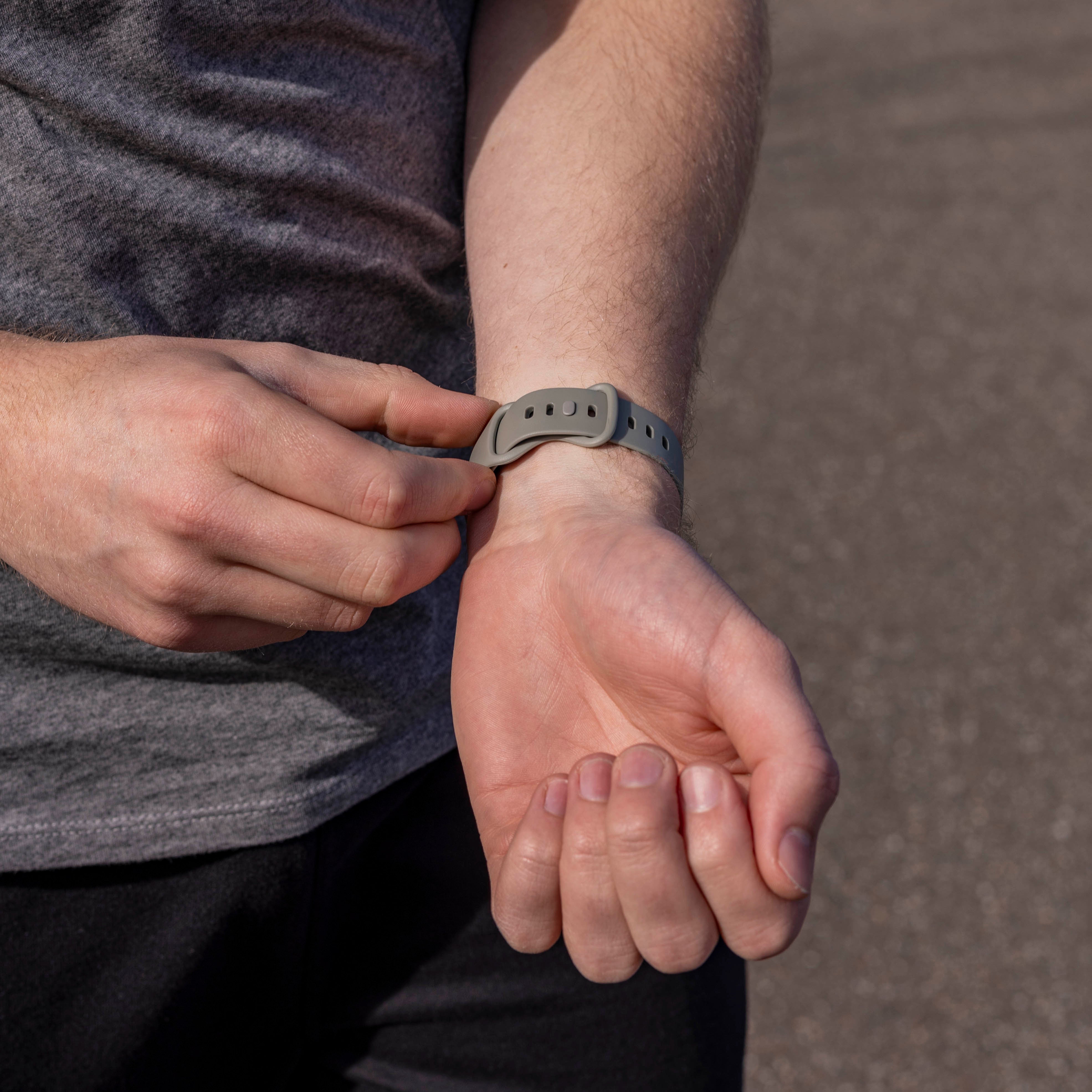 Fitbit Sense 2 siliconen classic bandje (grijs)