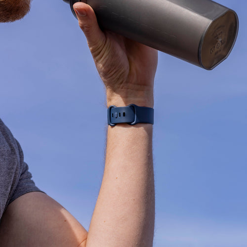 Bracelet silicone classique Fitbit Versa 4 (bleu foncé)