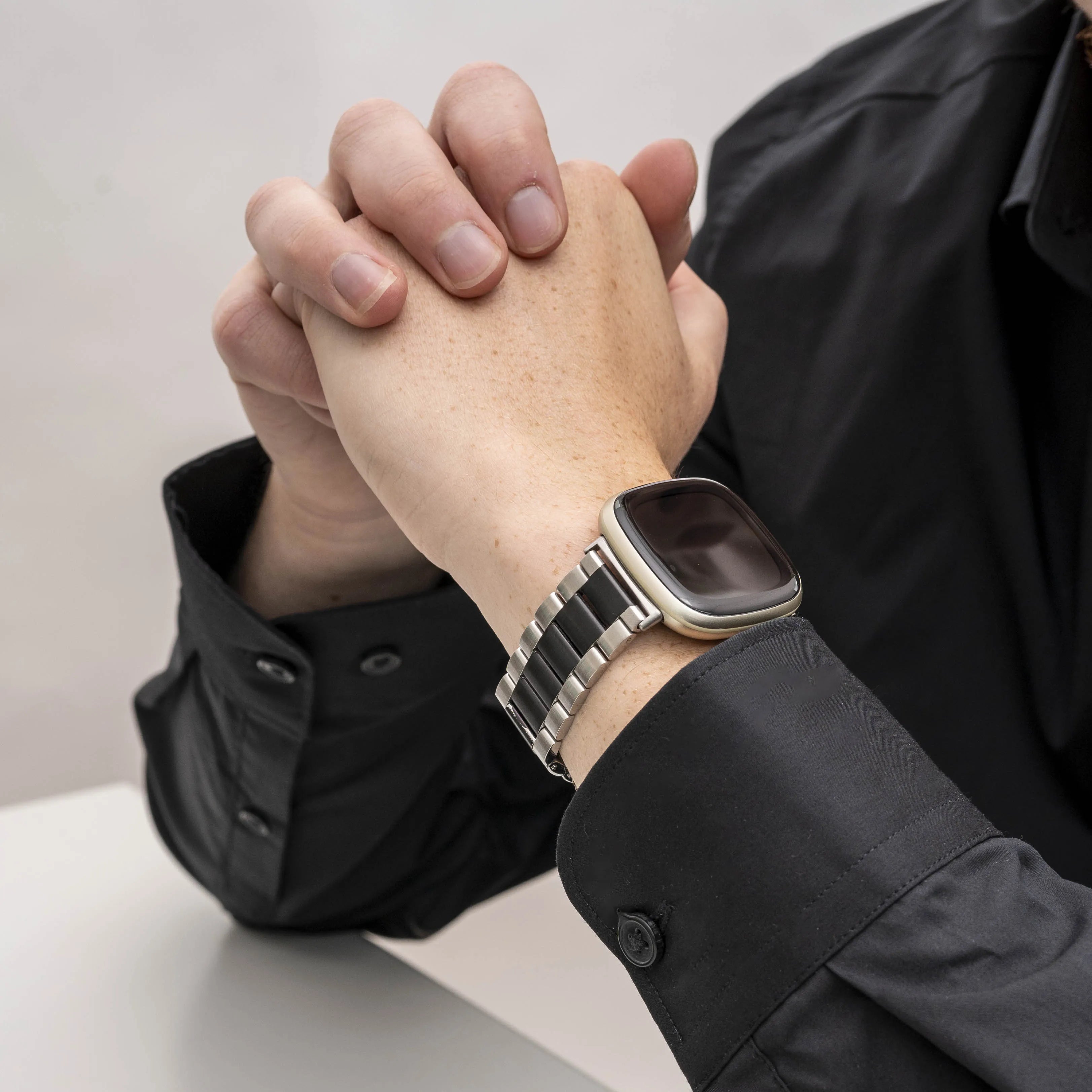 Fitbit Sense Gliederarmband (Silber/Schwarz)