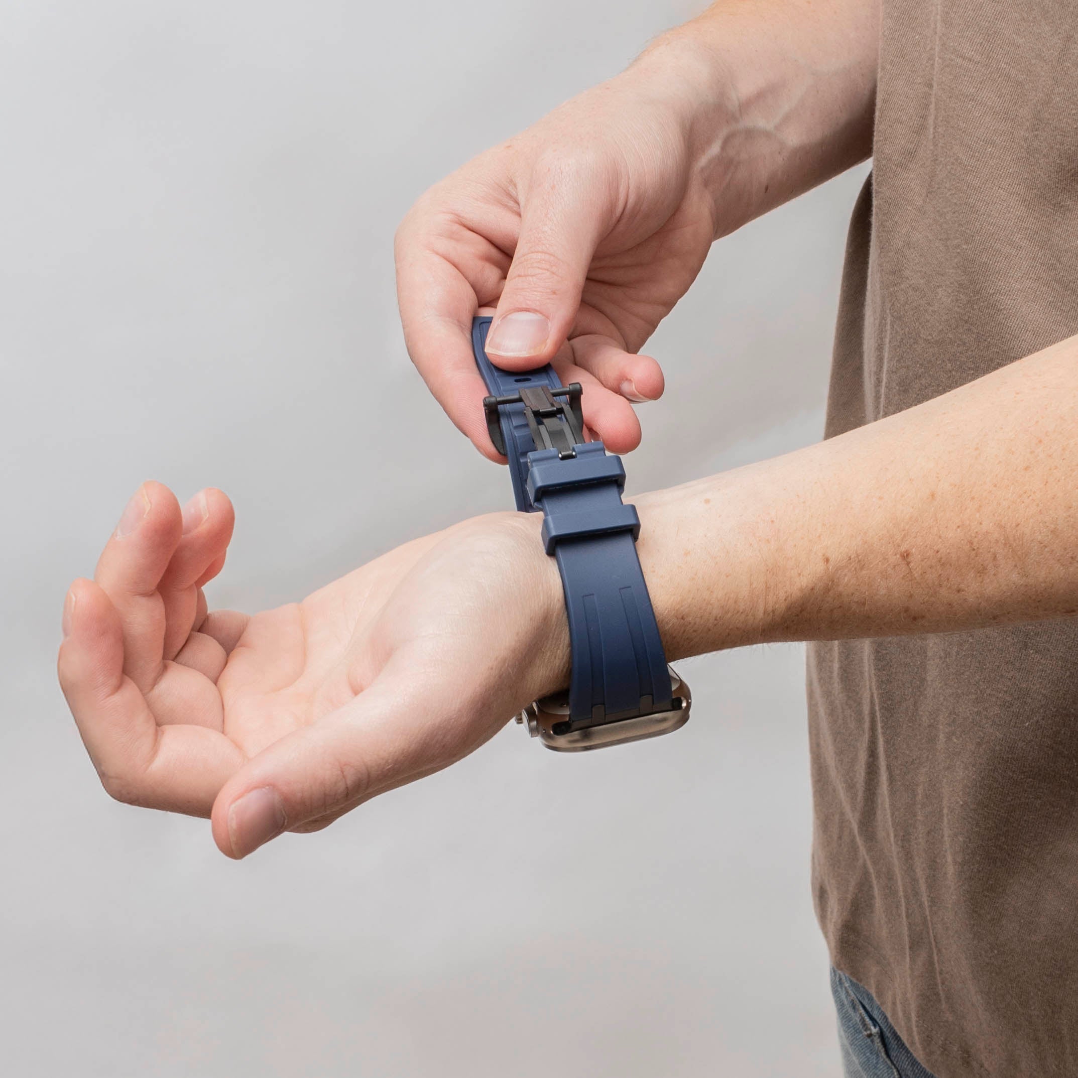 Bandz Apple Watch Silikonarmband 'Luxe Liquid' (Blau mit Schwarz)