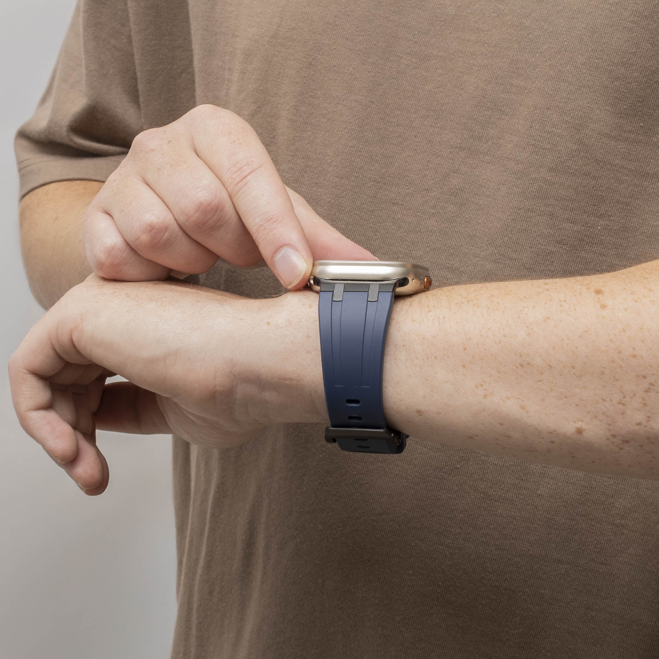 Bandz Apple Watch Silikonarmband 'Luxe Liquid' (Blau mit Schwarz)