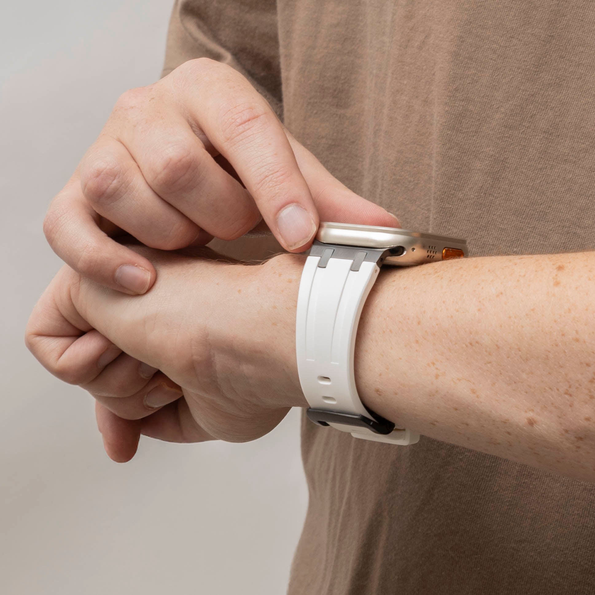 Bandz Apple Watch Silikonarmband 'Luxe Liquid' (Weiß mit Schwarz)