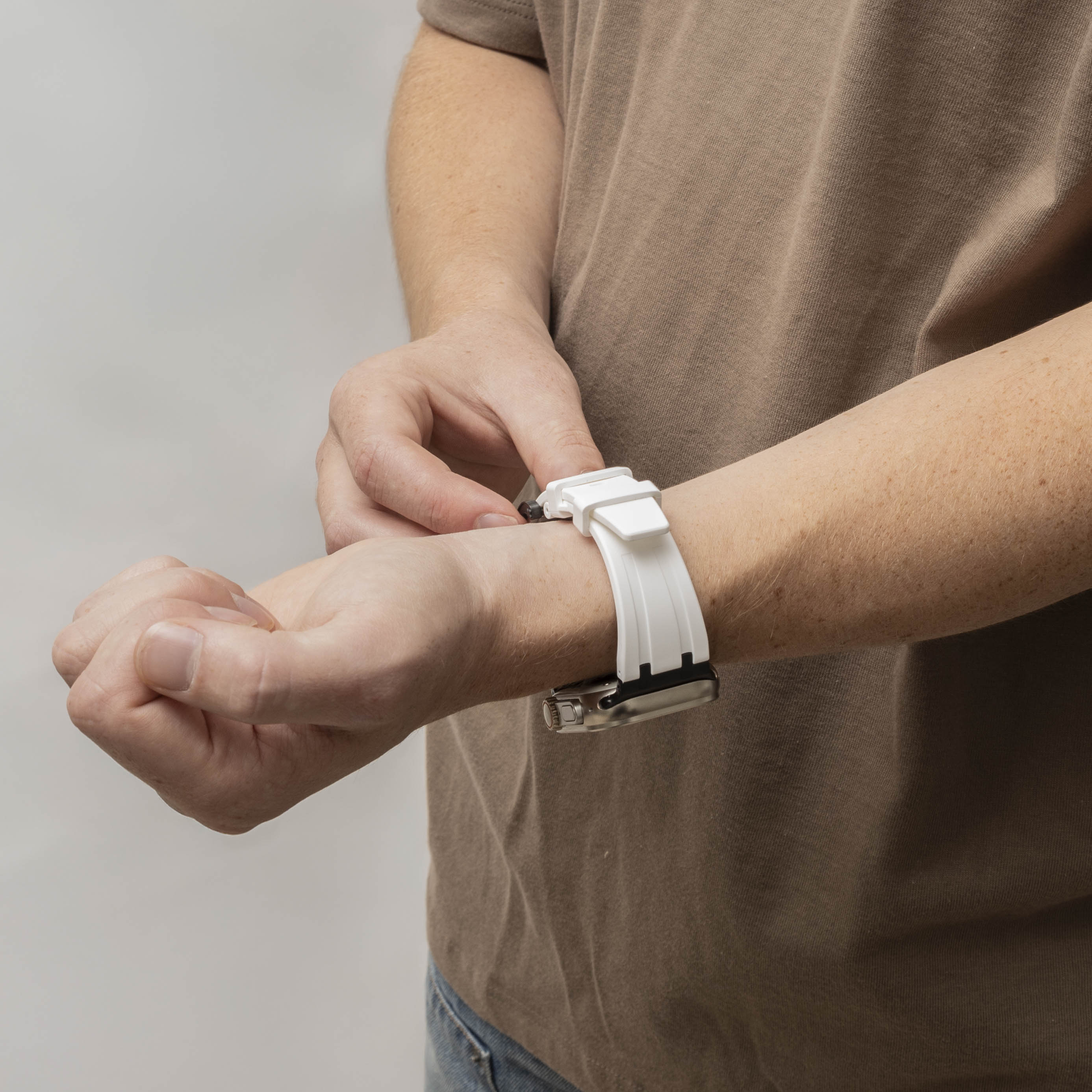 Bandz Apple Watch Silikonarmband 'Luxe Liquid' (Weiß mit Schwarz)