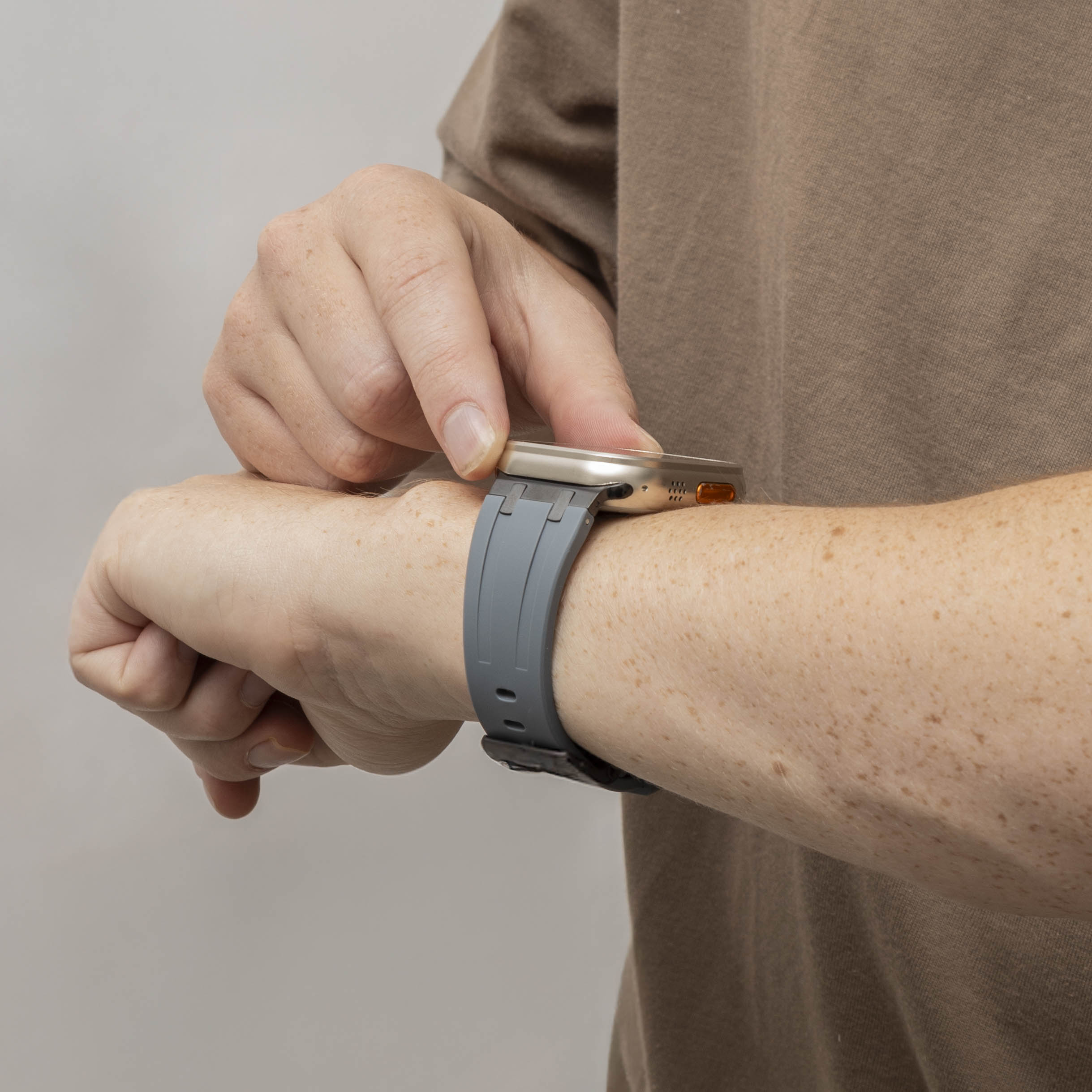 Bandz Apple Watch Silikonarmband 'Luxe Liquid' (Grau mit Schwarz)
