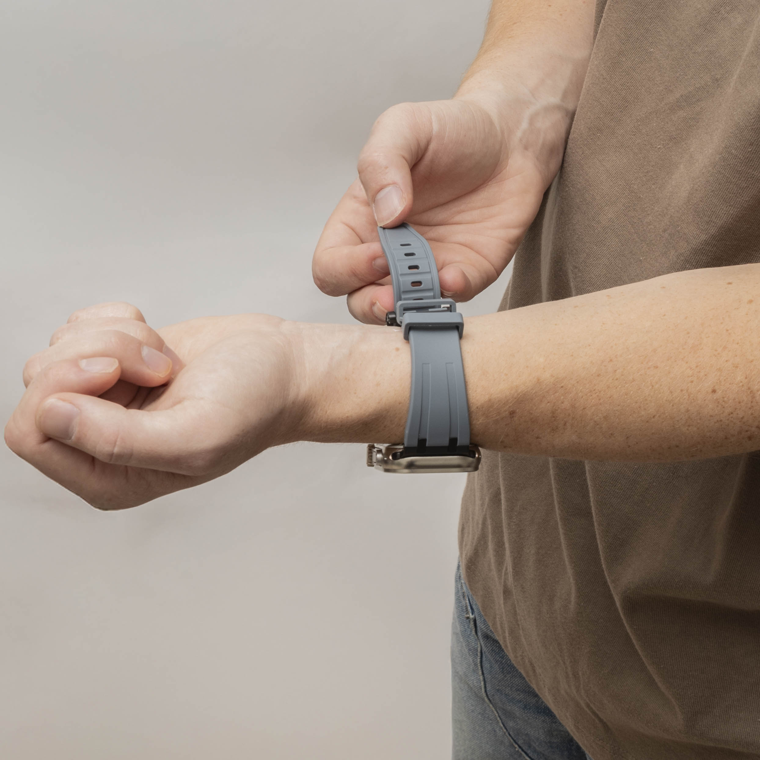 Bandz Apple Watch Silikonarmband 'Luxe Liquid' (Grau mit Schwarz)