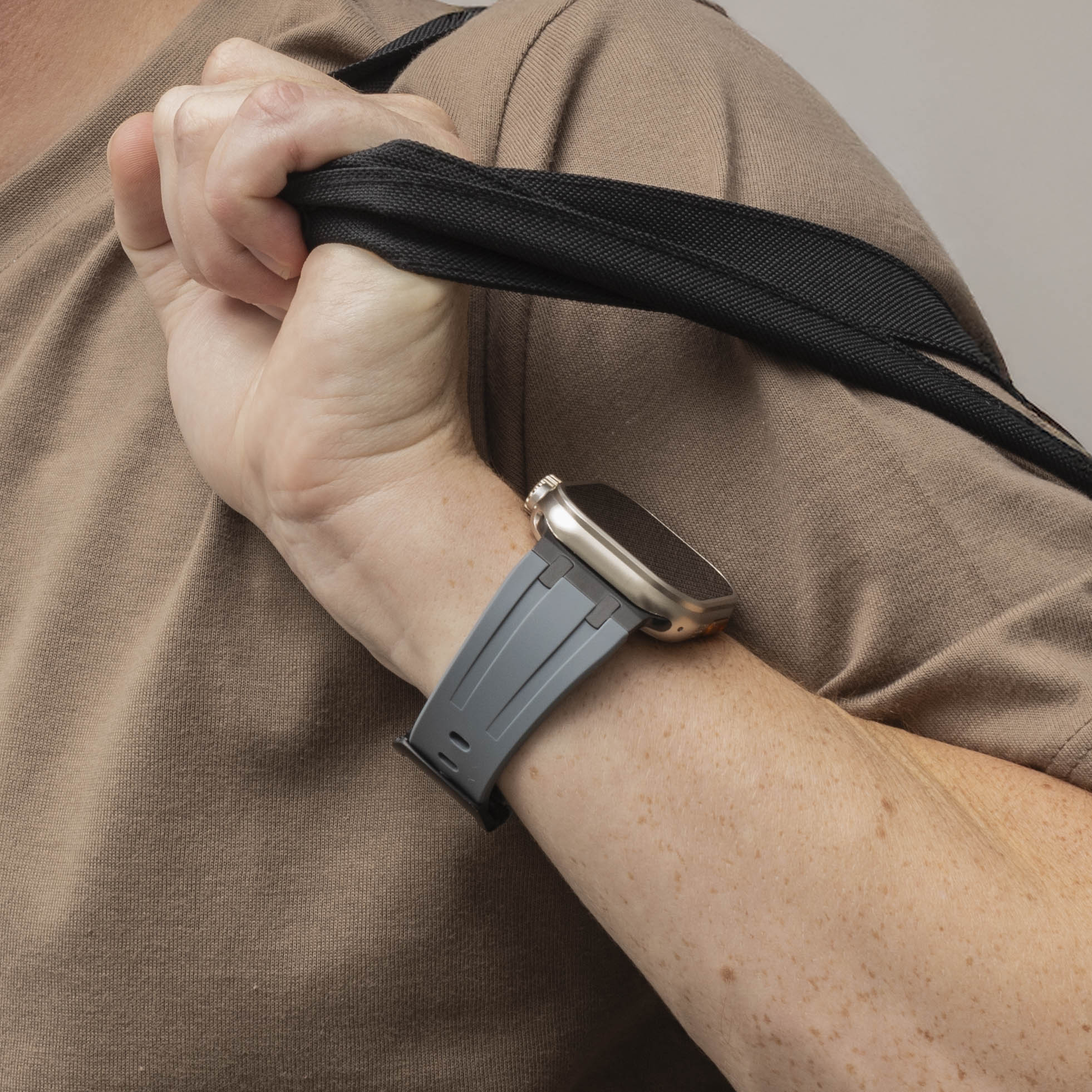 Bandz Apple Watch Silikonarmband 'Luxe Liquid' (Grau mit Schwarz)