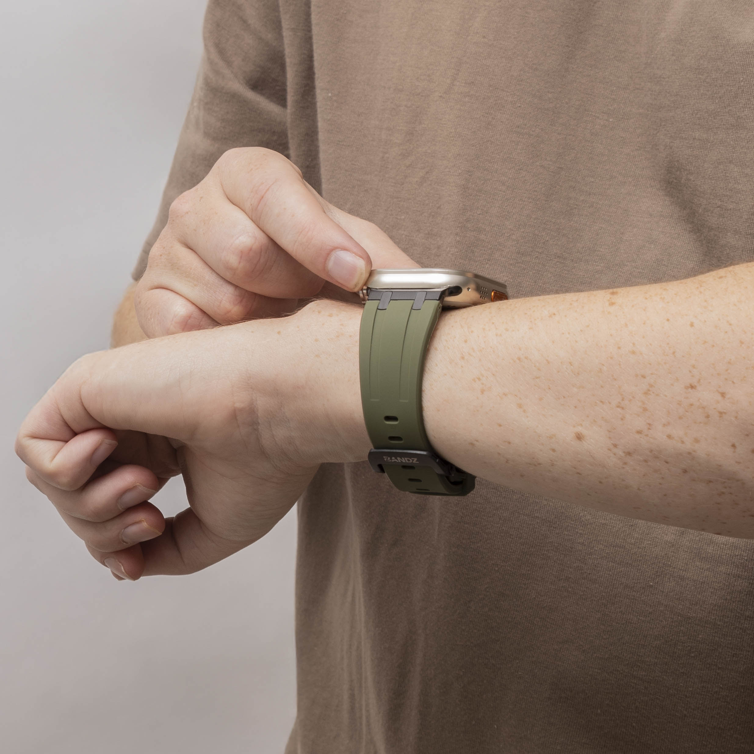 Bandz Apple Watch Silikonarmband 'Luxe Liquid' (Grün mit Schwarz)