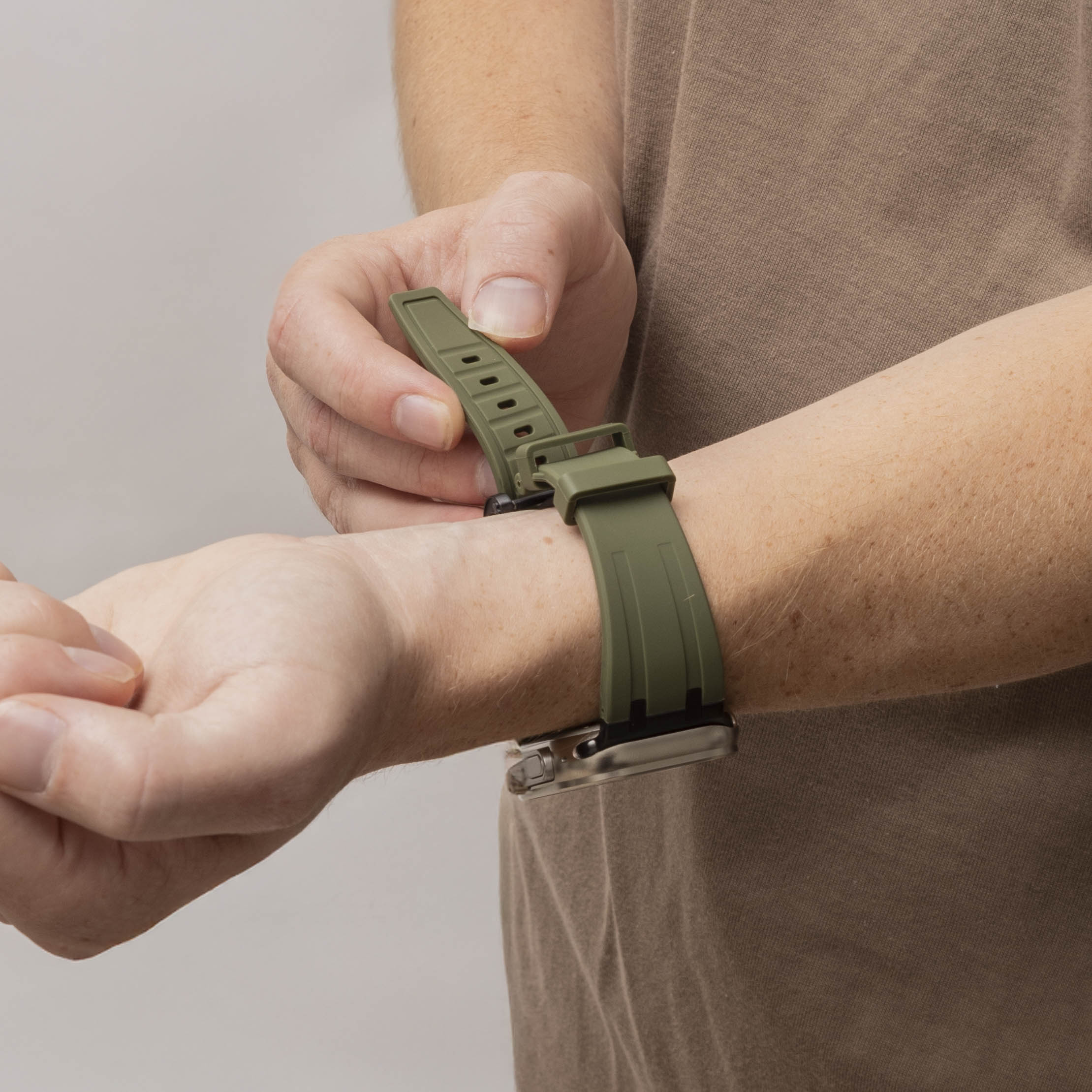 Bandz Apple Watch Silikonarmband 'Luxe Liquid' (Grün mit Schwarz)