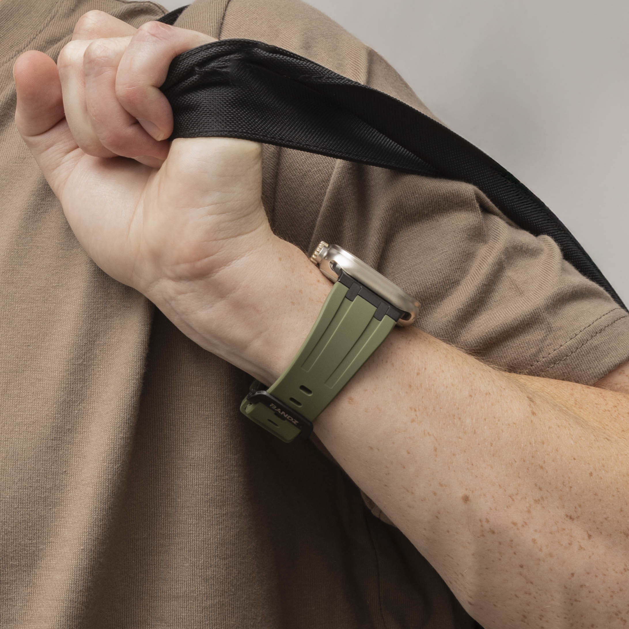 Bandz Apple Watch Silikonarmband 'Luxe Liquid' (Grün mit Schwarz)
