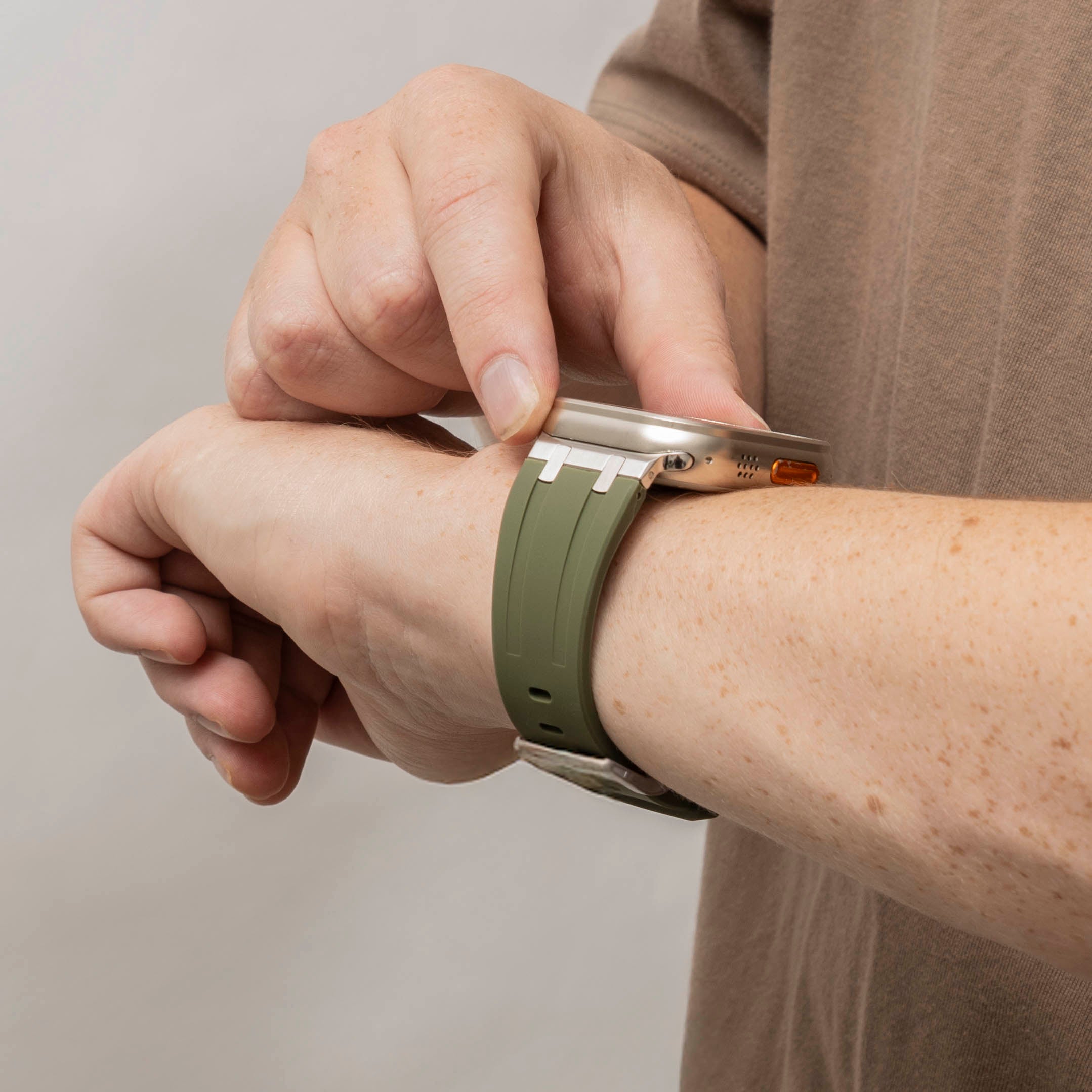 Bandz Apple Watch Silikonarmband 'Luxe Liquid' (Grün mit Titan)