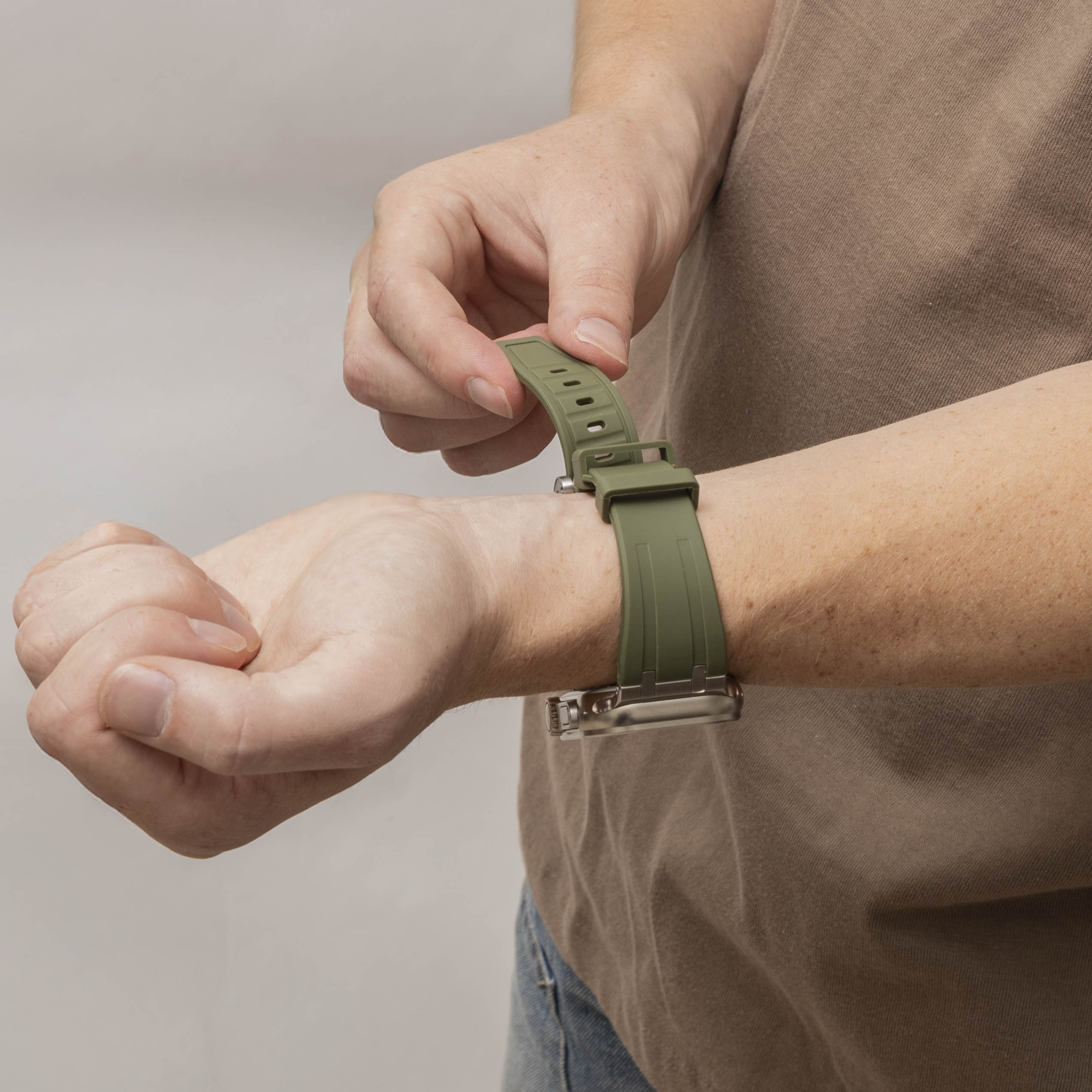 Bandz Apple Watch Silikonarmband 'Luxe Liquid' (Grün mit Titan)