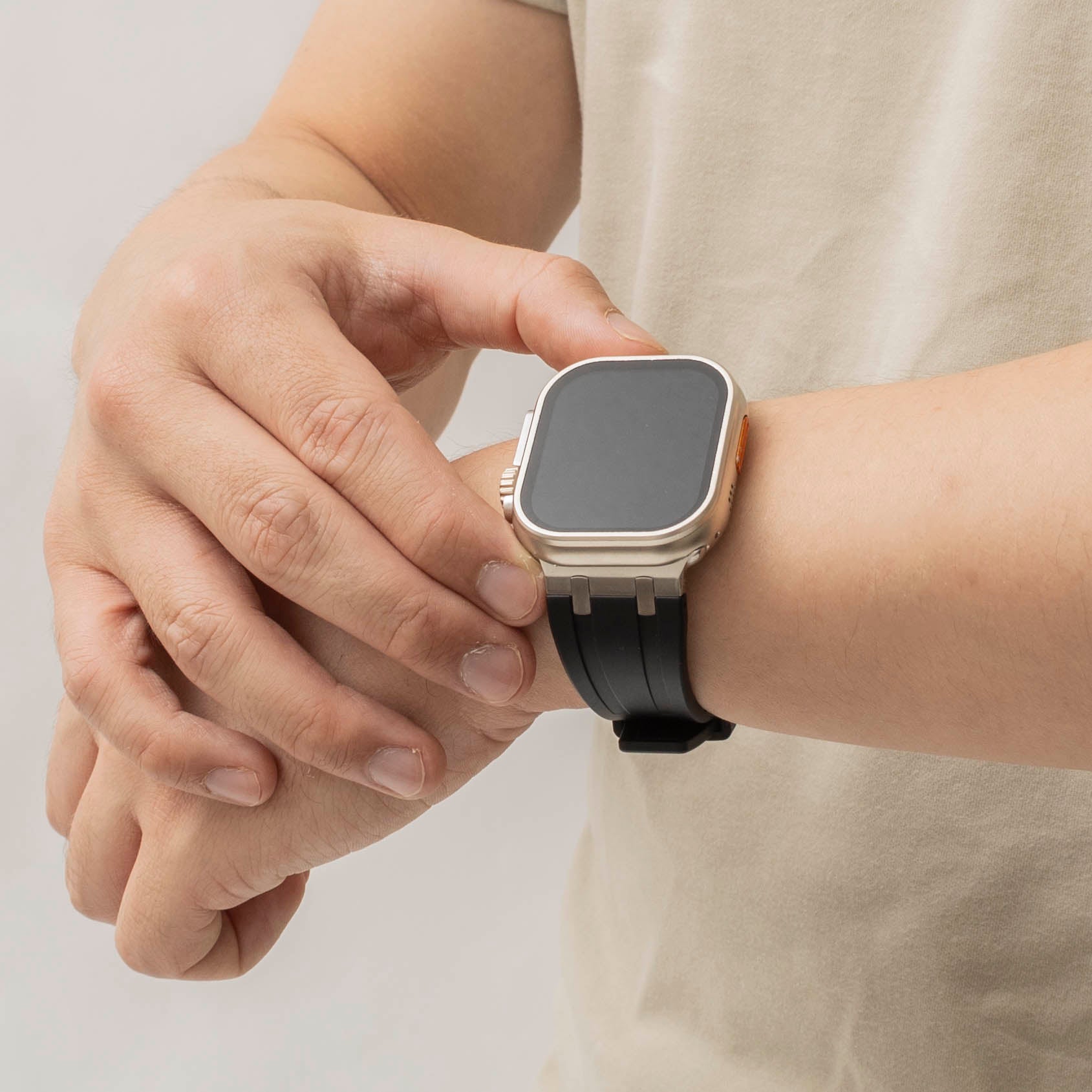 Apple Watch Luxus Liquid Silikonarmband (Schwarz mit Titan)