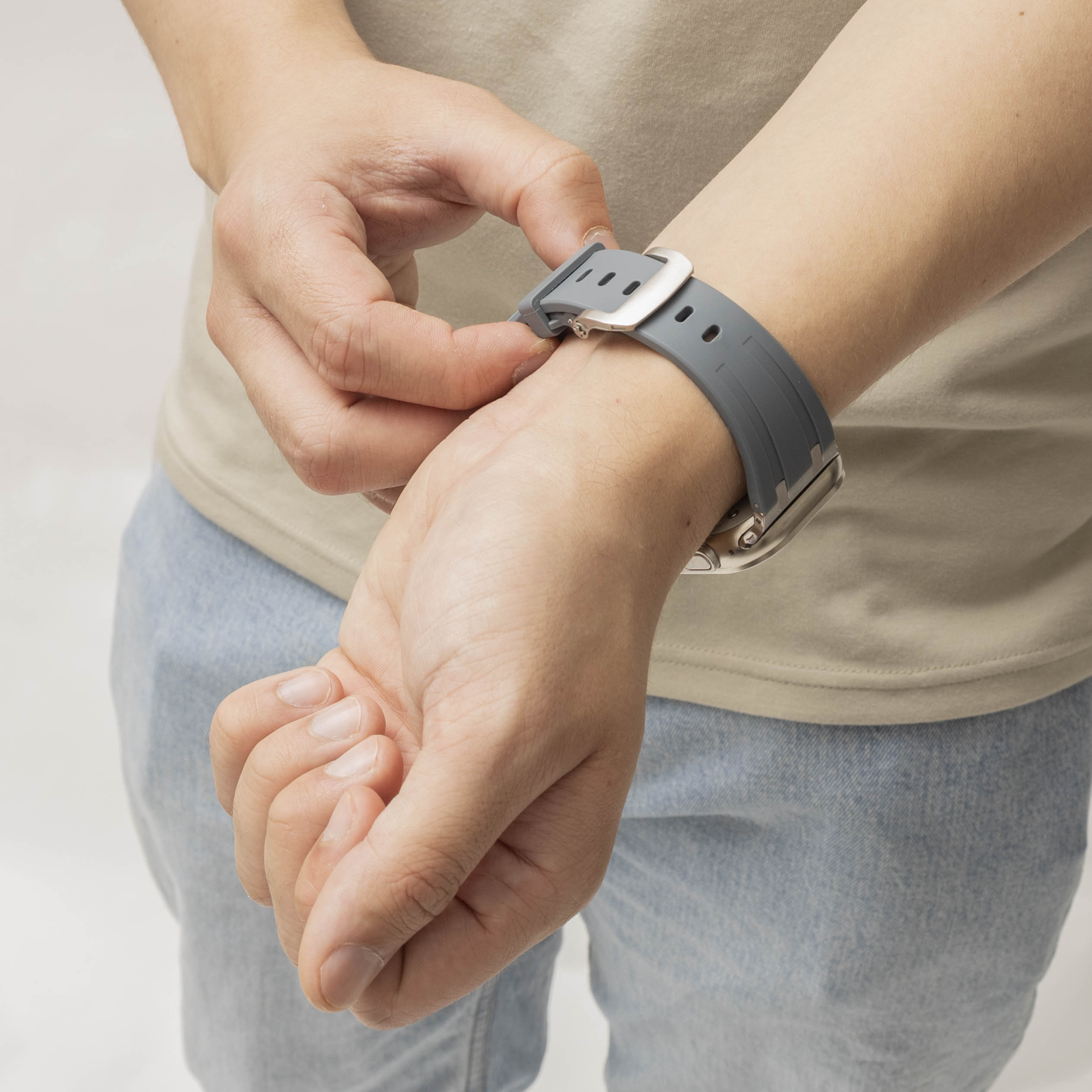 Bandz Apple Watch Silikonarmband 'Luxe Liquid' (Grau mit Silber)