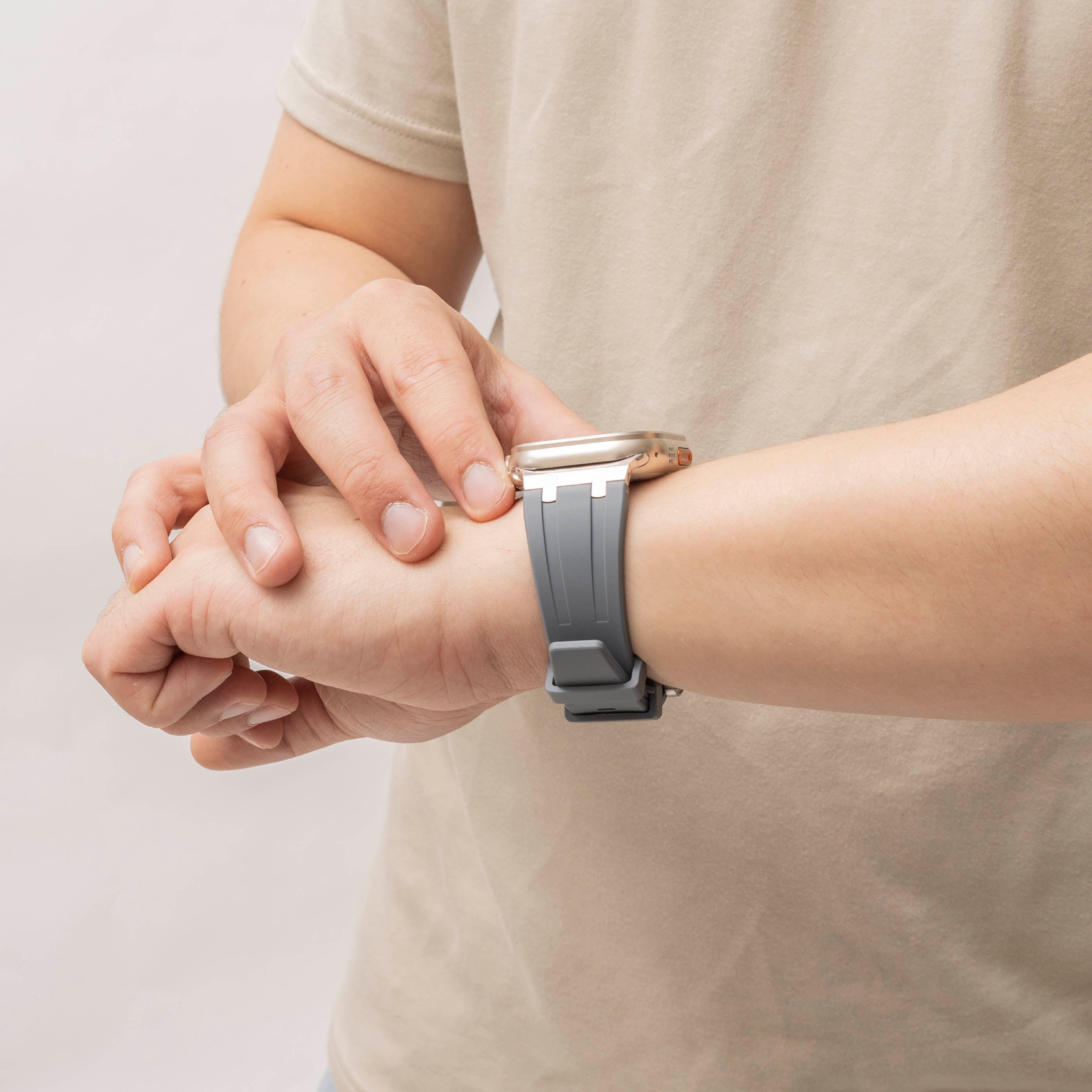Bandz Apple Watch Silikonarmband 'Luxe Liquid' (Grau mit Silber)