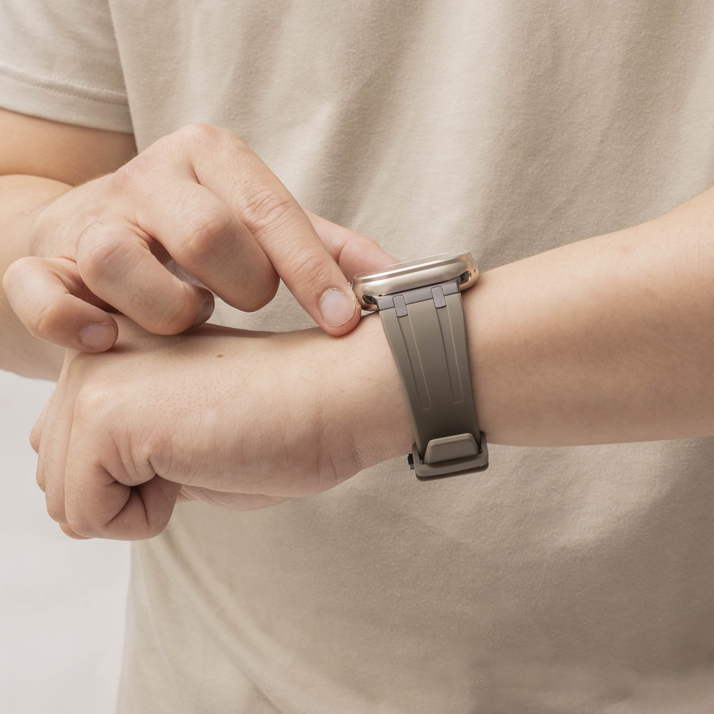 Bandz Apple Watch Silikonarmband 'Luxe Liquid' (Braun mit Schwarz)