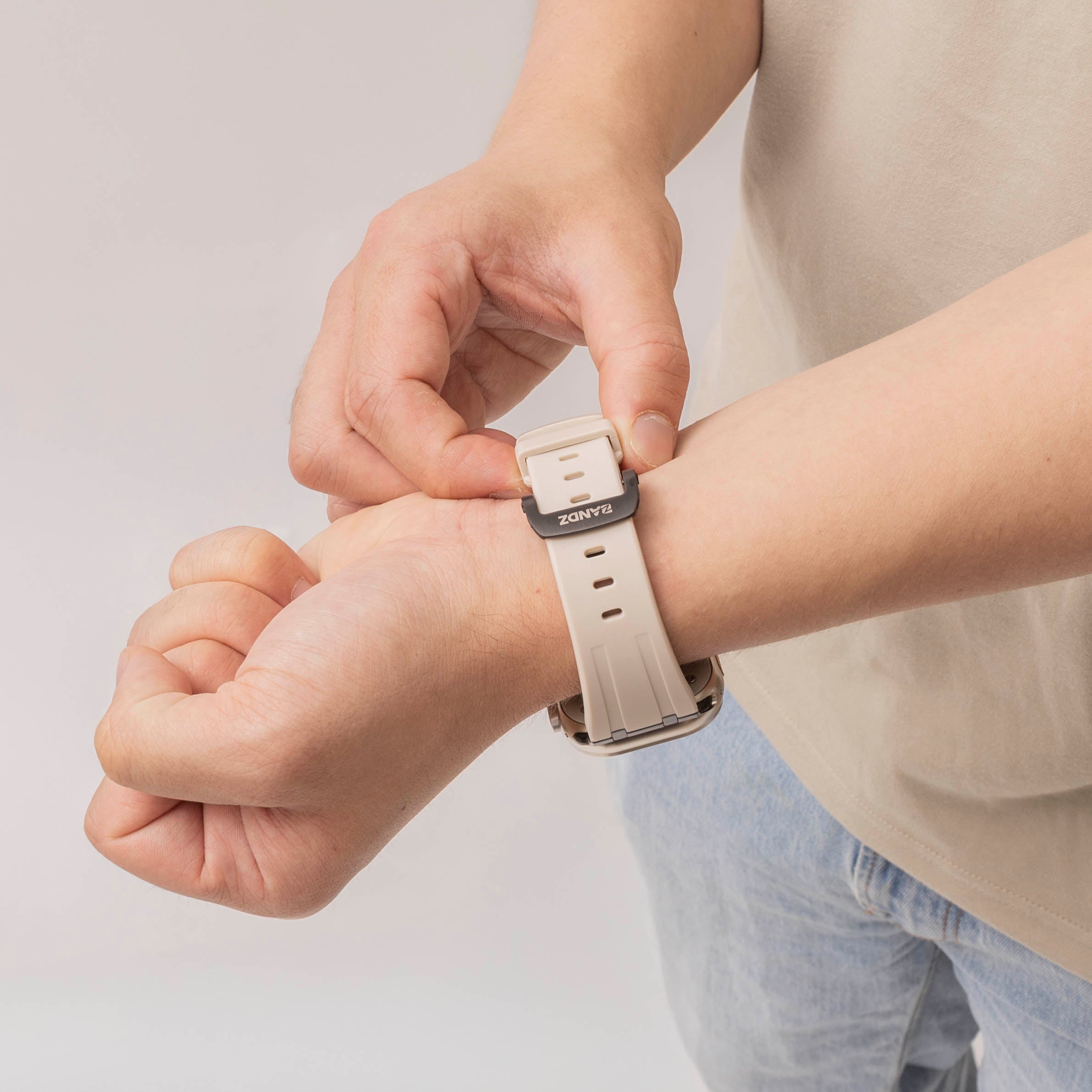 Bandz Apple Watch Silikonarmband 'Luxe Liquid' (Beige mit Schwarz)