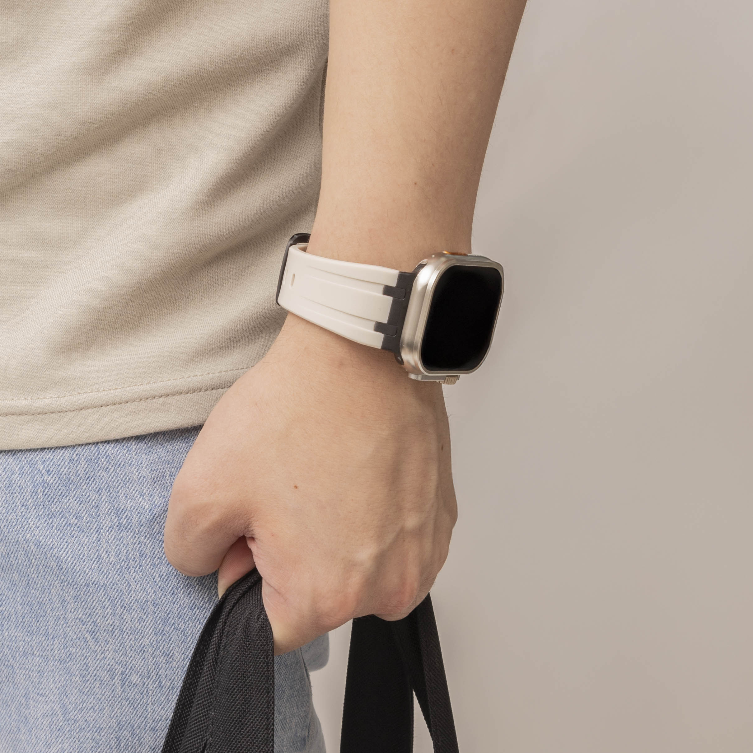 Bandz Apple Watch Silikonarmband 'Luxe Liquid' (Beige mit Schwarz)