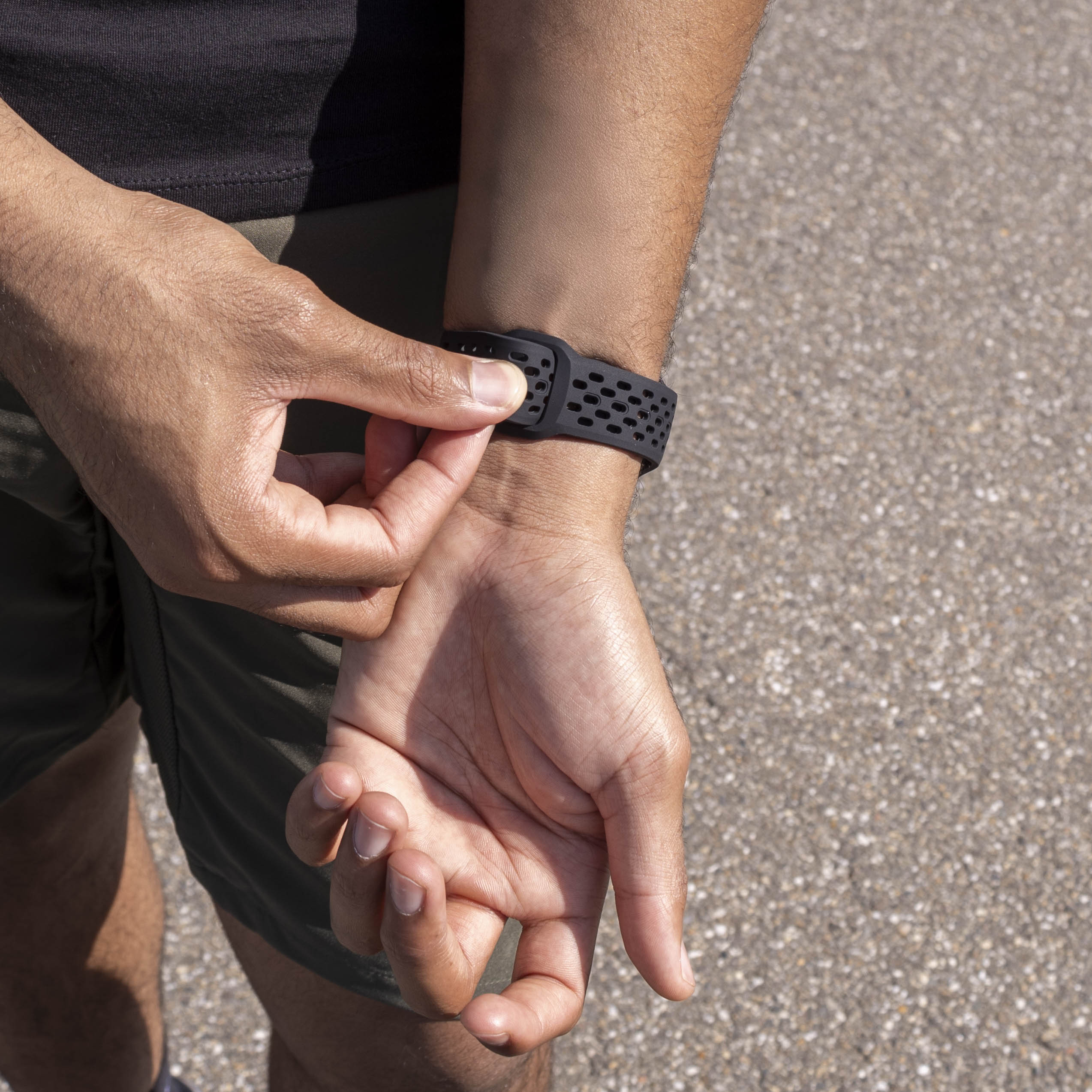 Samsung Galaxy Watch 8 - 40mm Silikonarmband mit Löchern (Schwarz)