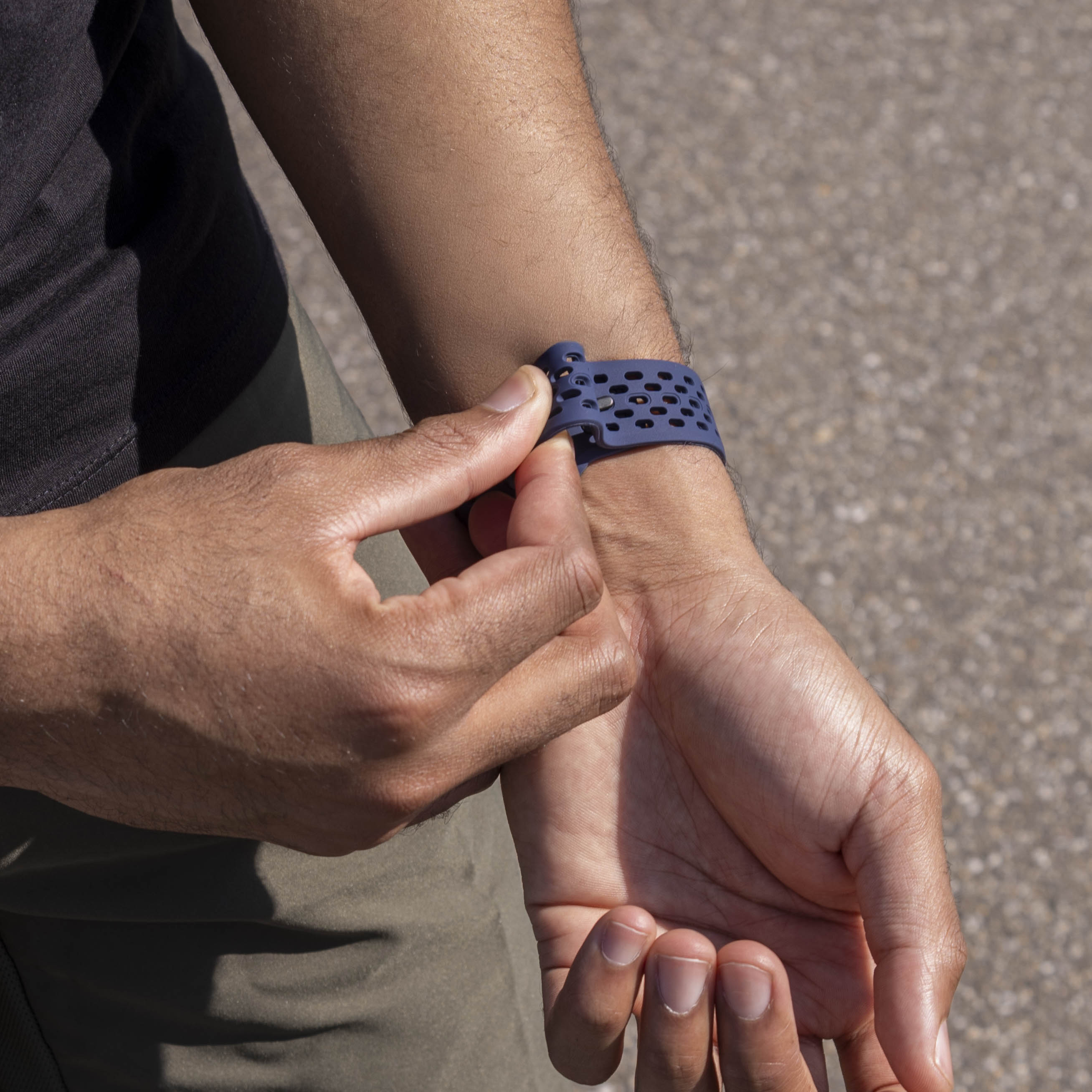 Samsung Galaxy Watch 8 Classic Silikonarmband mit Löchern (Dunkel Blau)