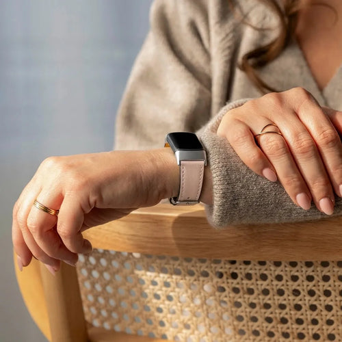 Bracelet cuir moderne Fitbit Charge 6 (beige clair)