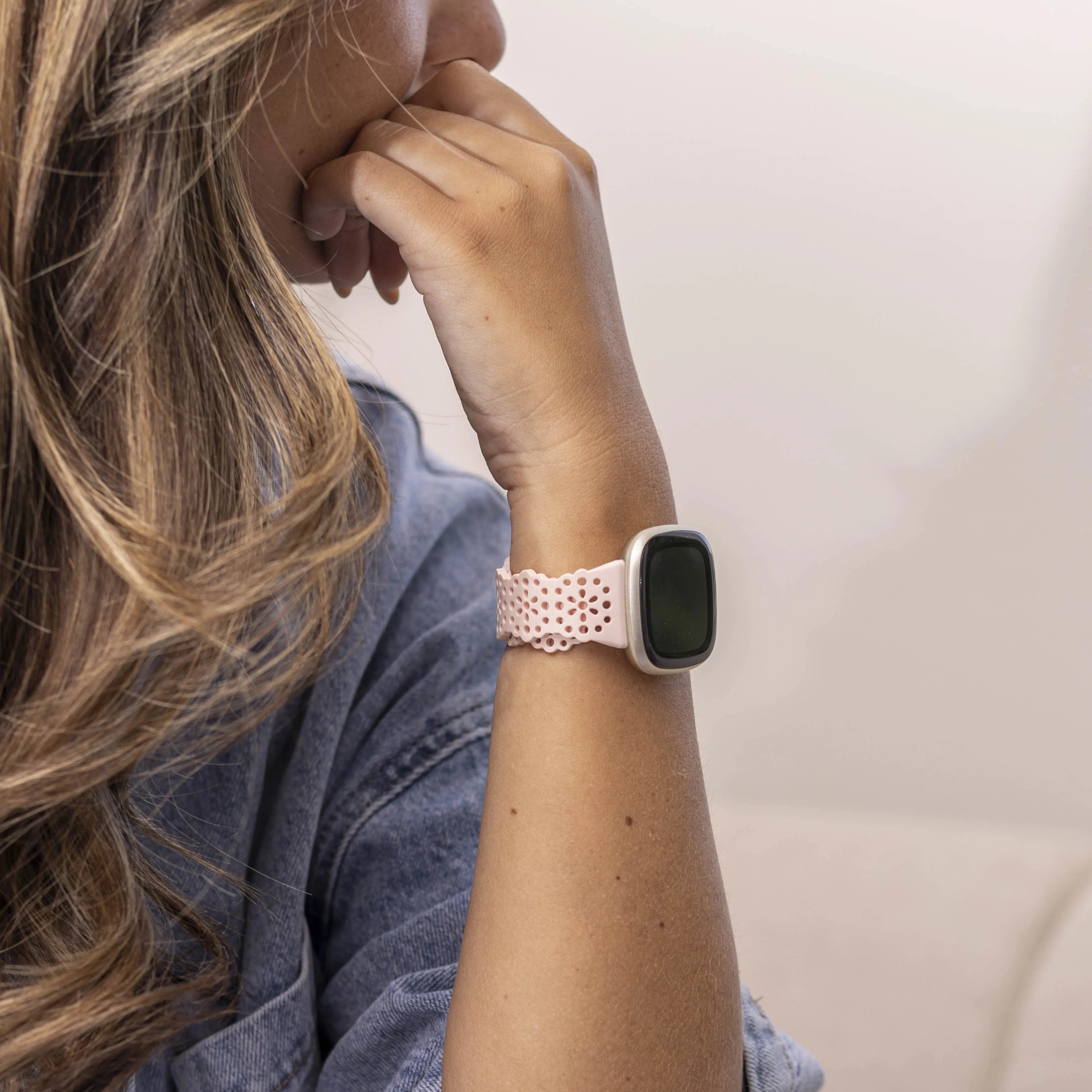 Bracelet silicone avec motif Fitbit Versa 3 (rose clair)