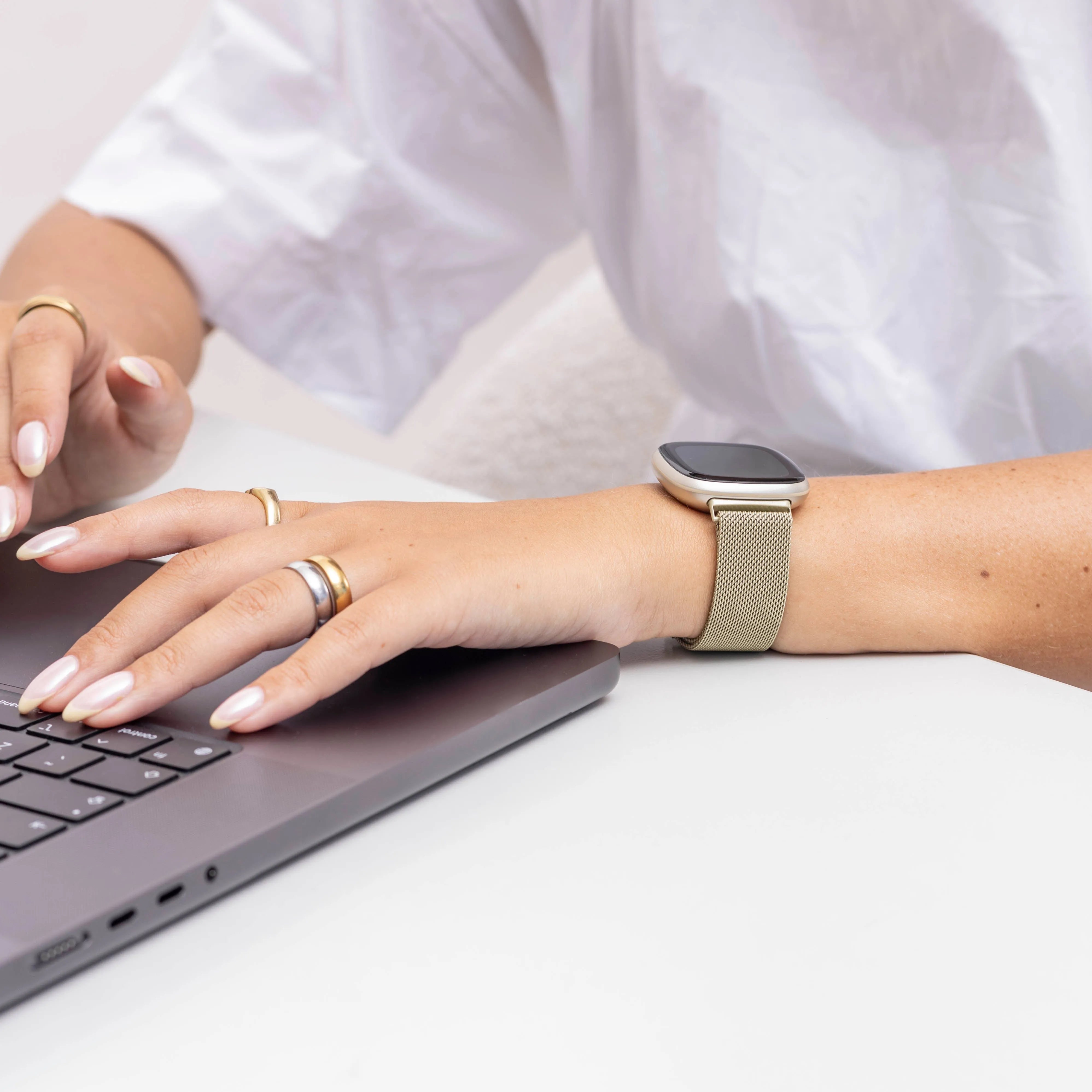 Fitbit Sense Milanese-Armband (hell Gold)