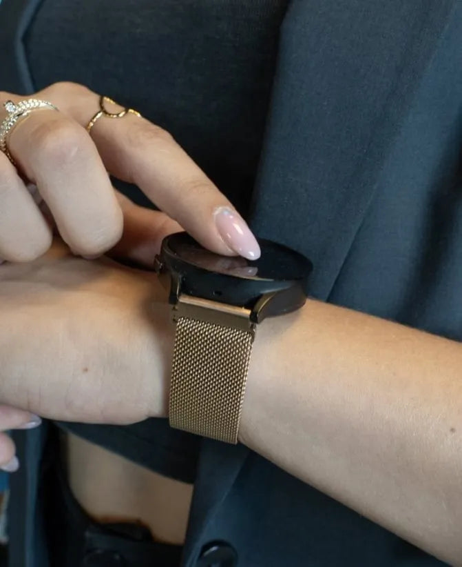 Milanese Strap, rose gold, lifestyle photo