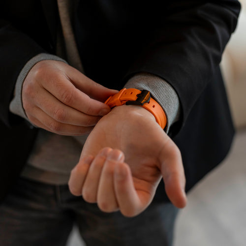 Bandz Samsung Galaxy Watch Ultra Silikonarmband 'Luxe Liquid' (Orange mit Schwarz)