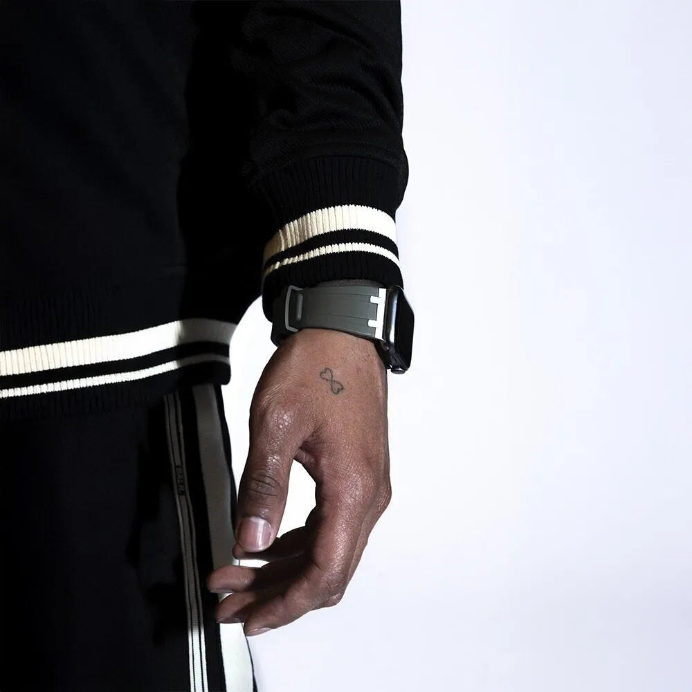 Balr. Apple Watch Ultra flüssiges Silikonarmband (Braun/Silber)