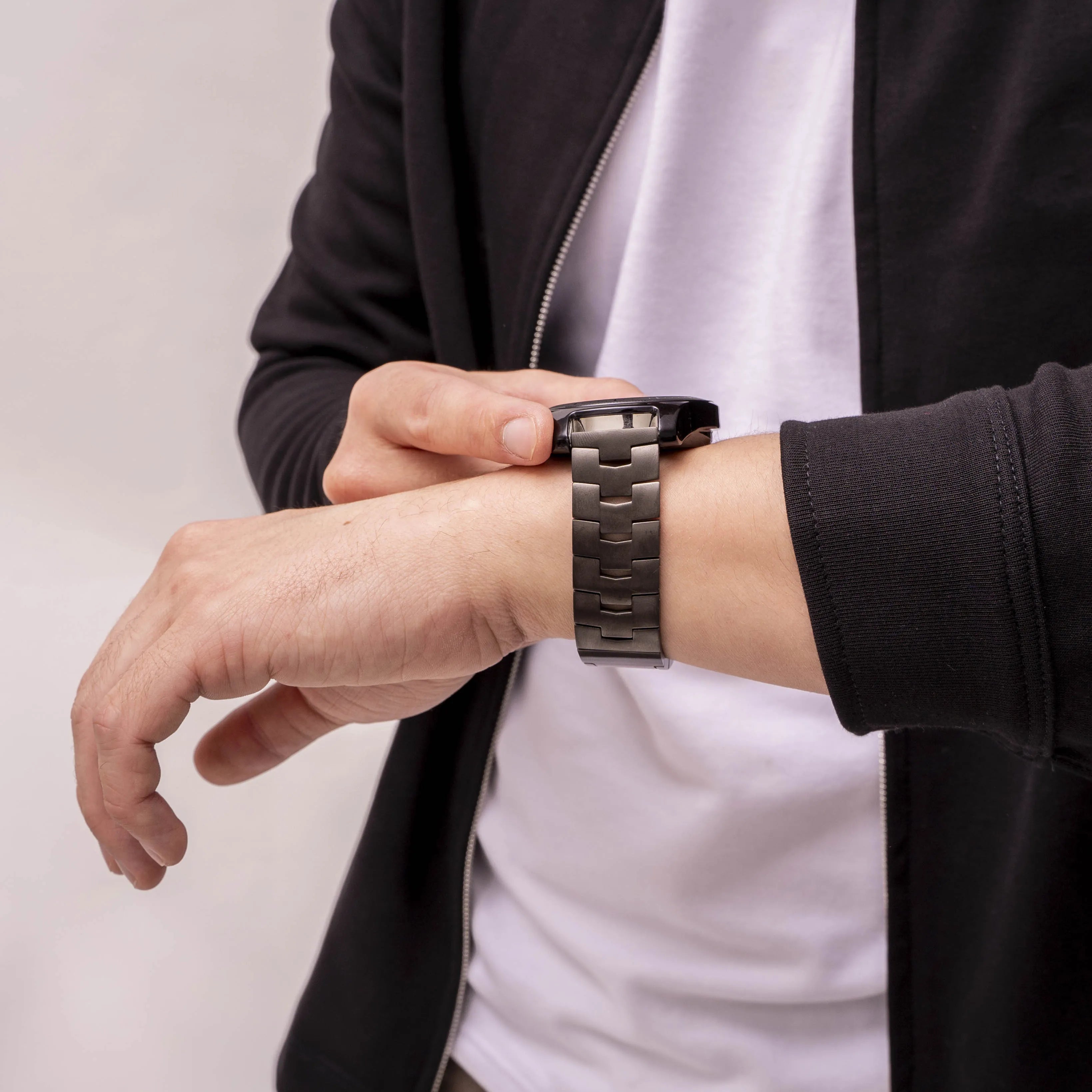 Titanium Grain Strap (Flat Clasp), graphite, lifestyle photo