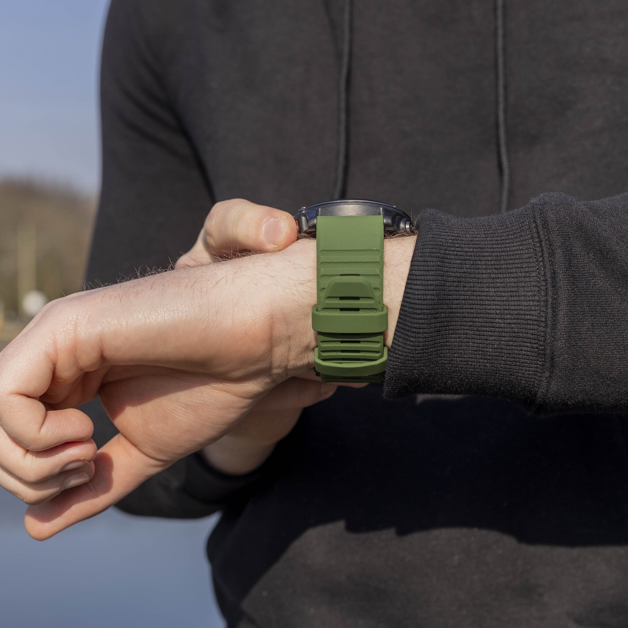 Bandz Garmin Quatix 8 - 51mm siliconen band met gesp (donkergroen)