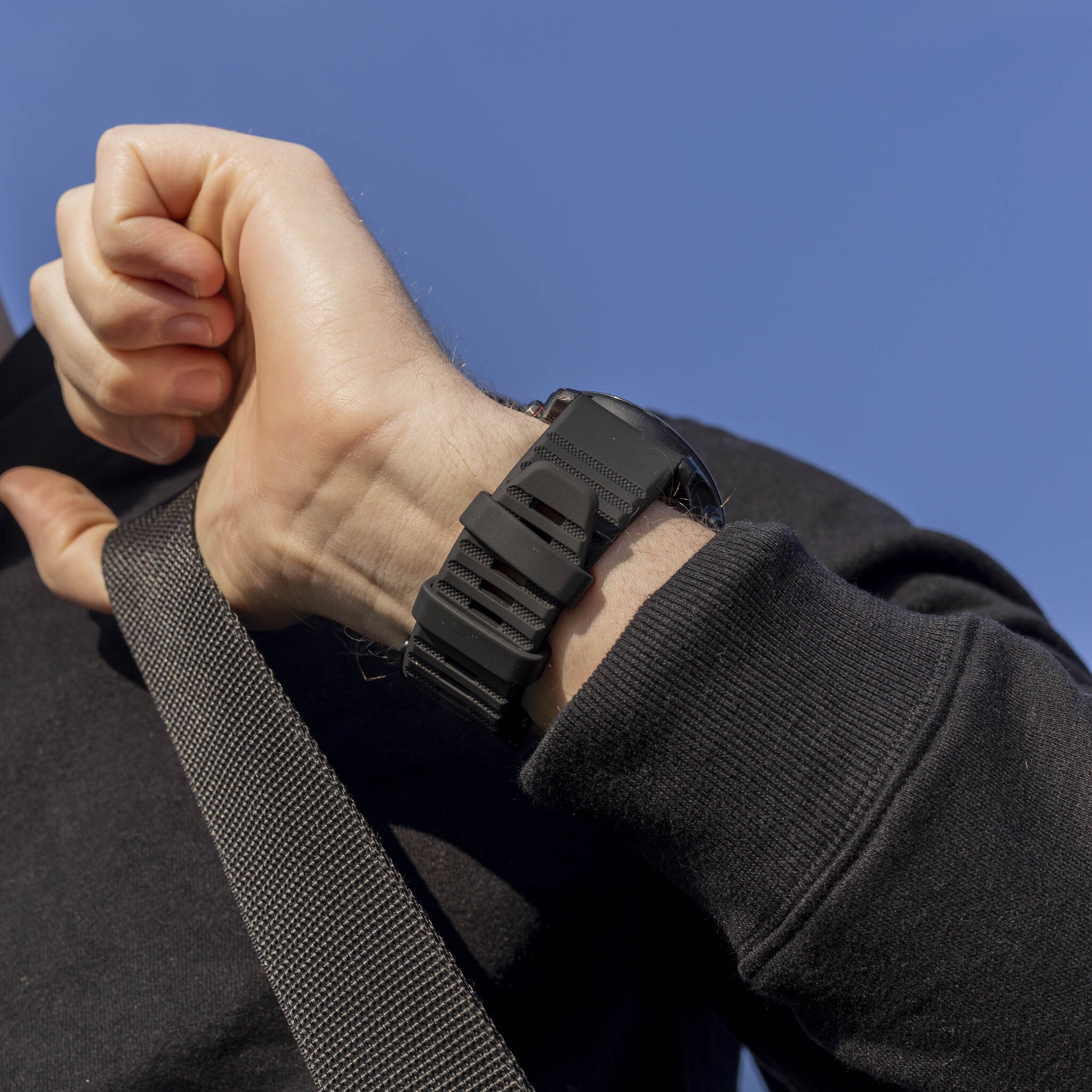 Bandz Garmin Quatix 8 - 51mm Silikonarmband mit Schnalle (Schwarz)