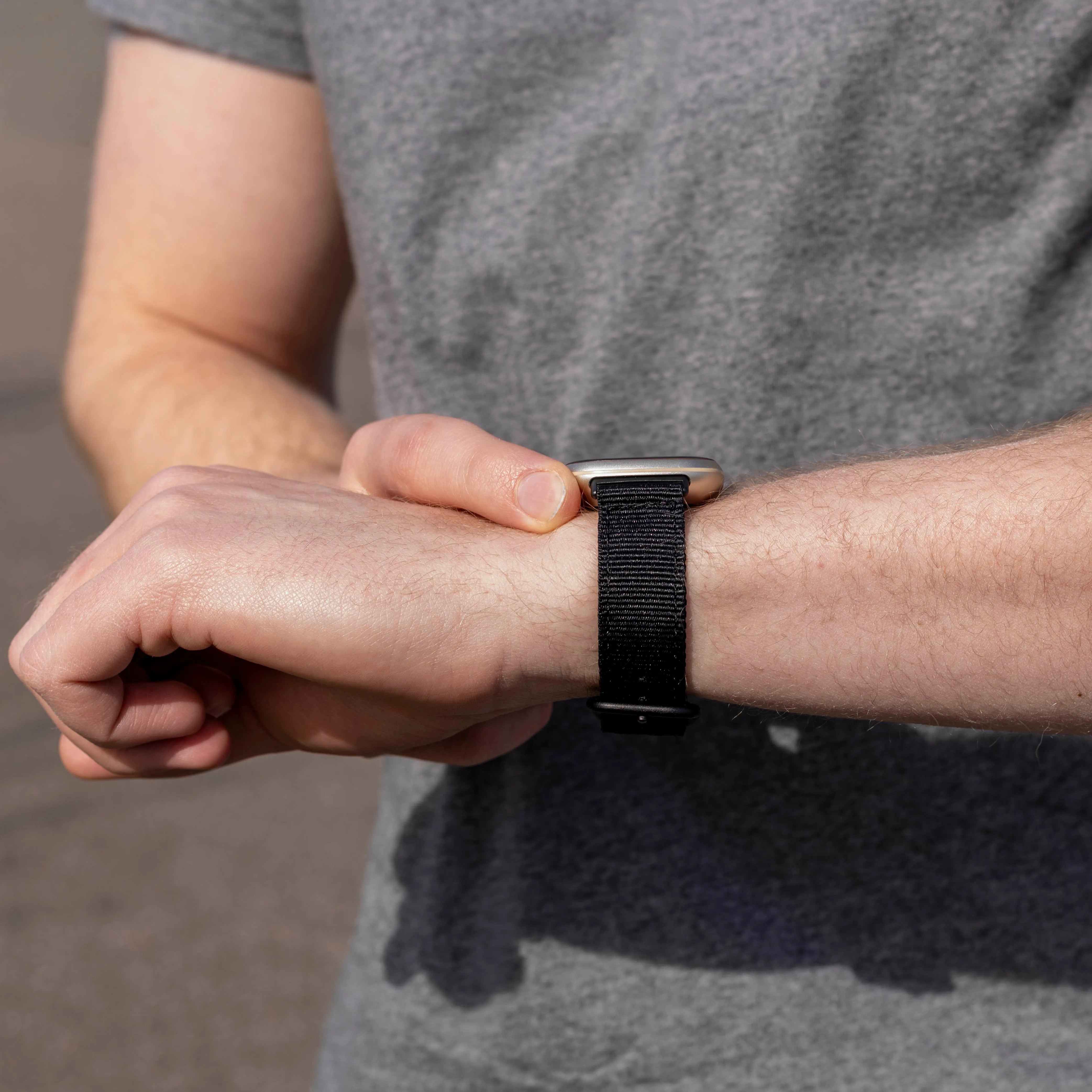 Fitbit Sense Nylon-Schnallenband (Schwarz)