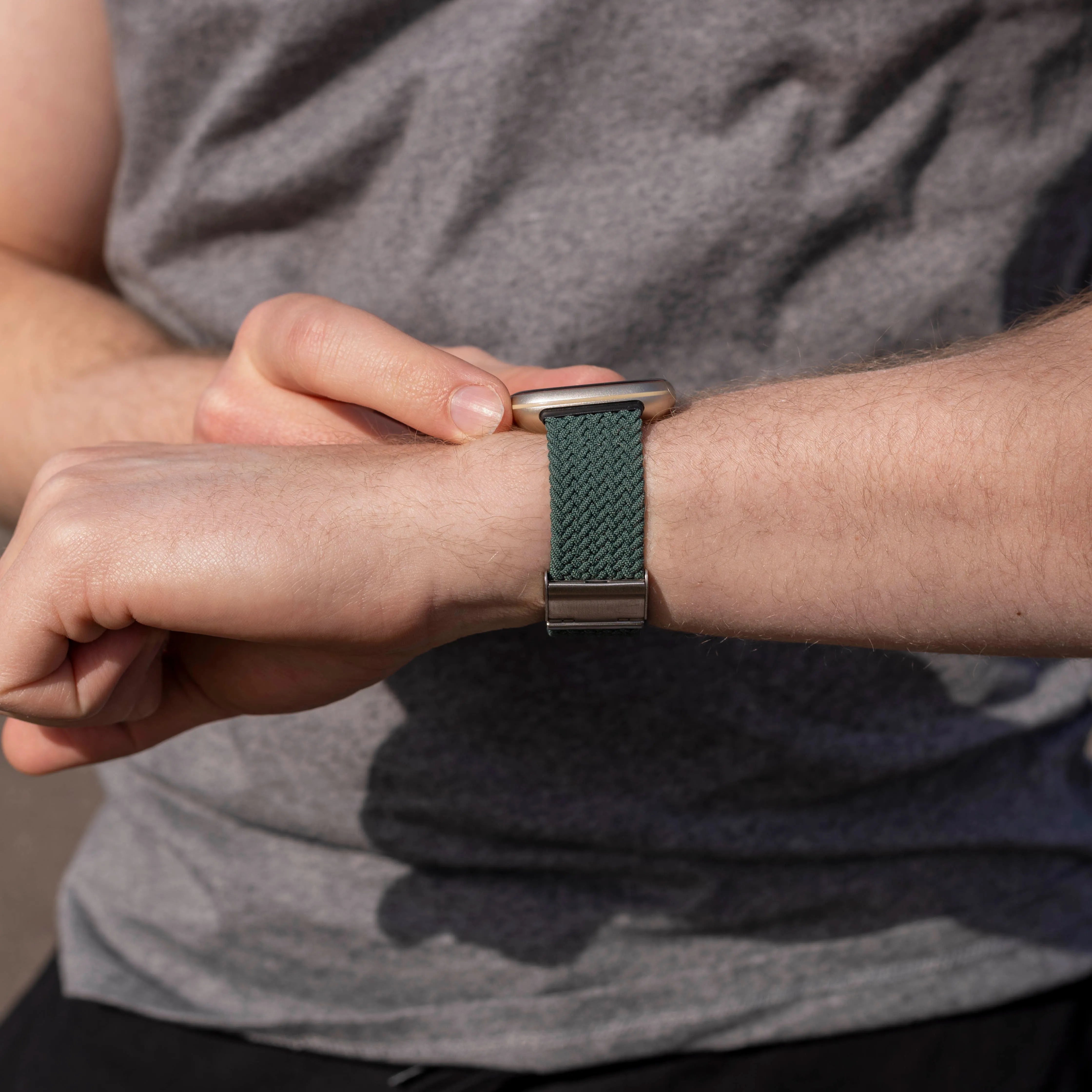 Fitbit Sense verstellbares geflochtenes Armband (Dunkelgrün)