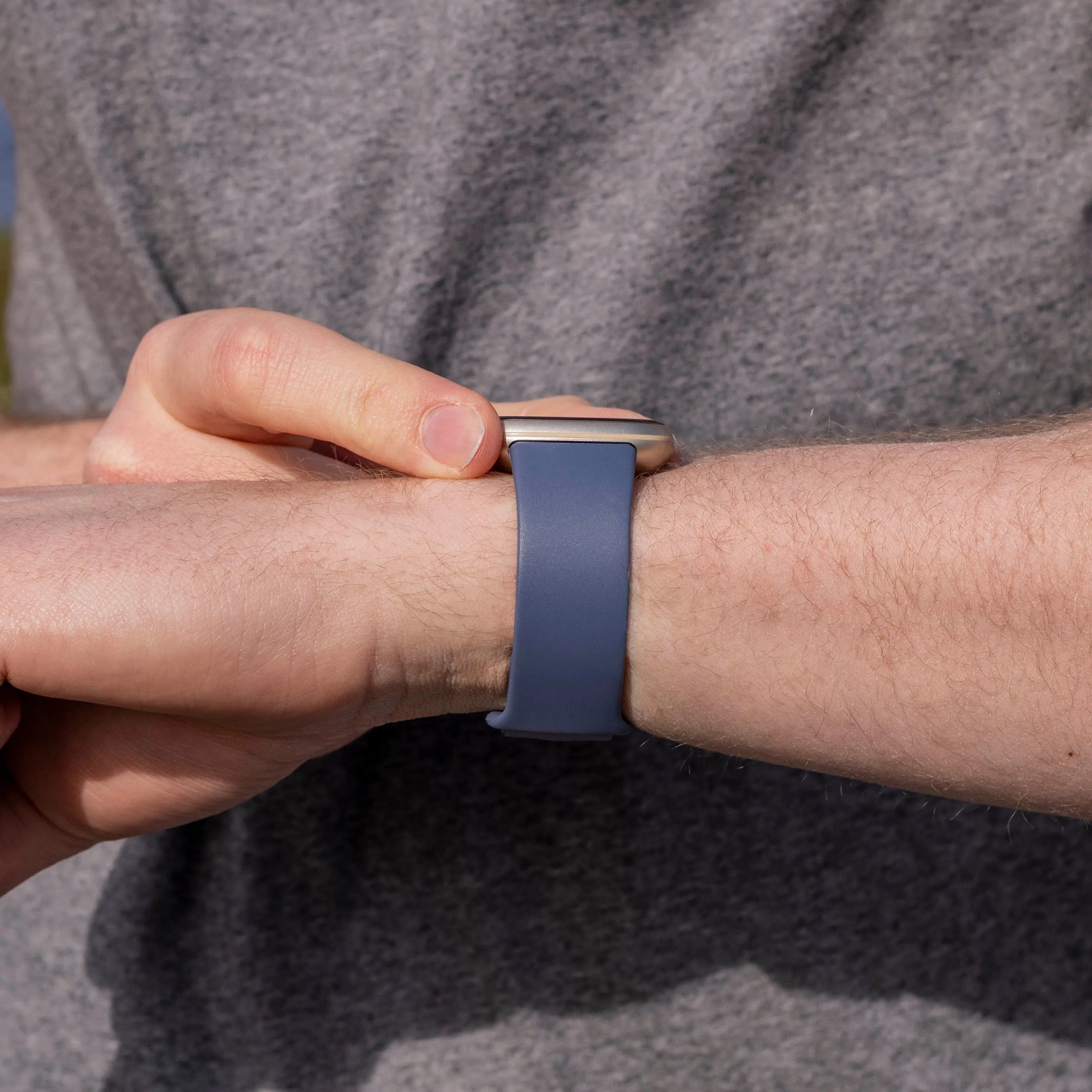 Bracelet silicone classique Fitbit Sense 2 (gris-bleu)