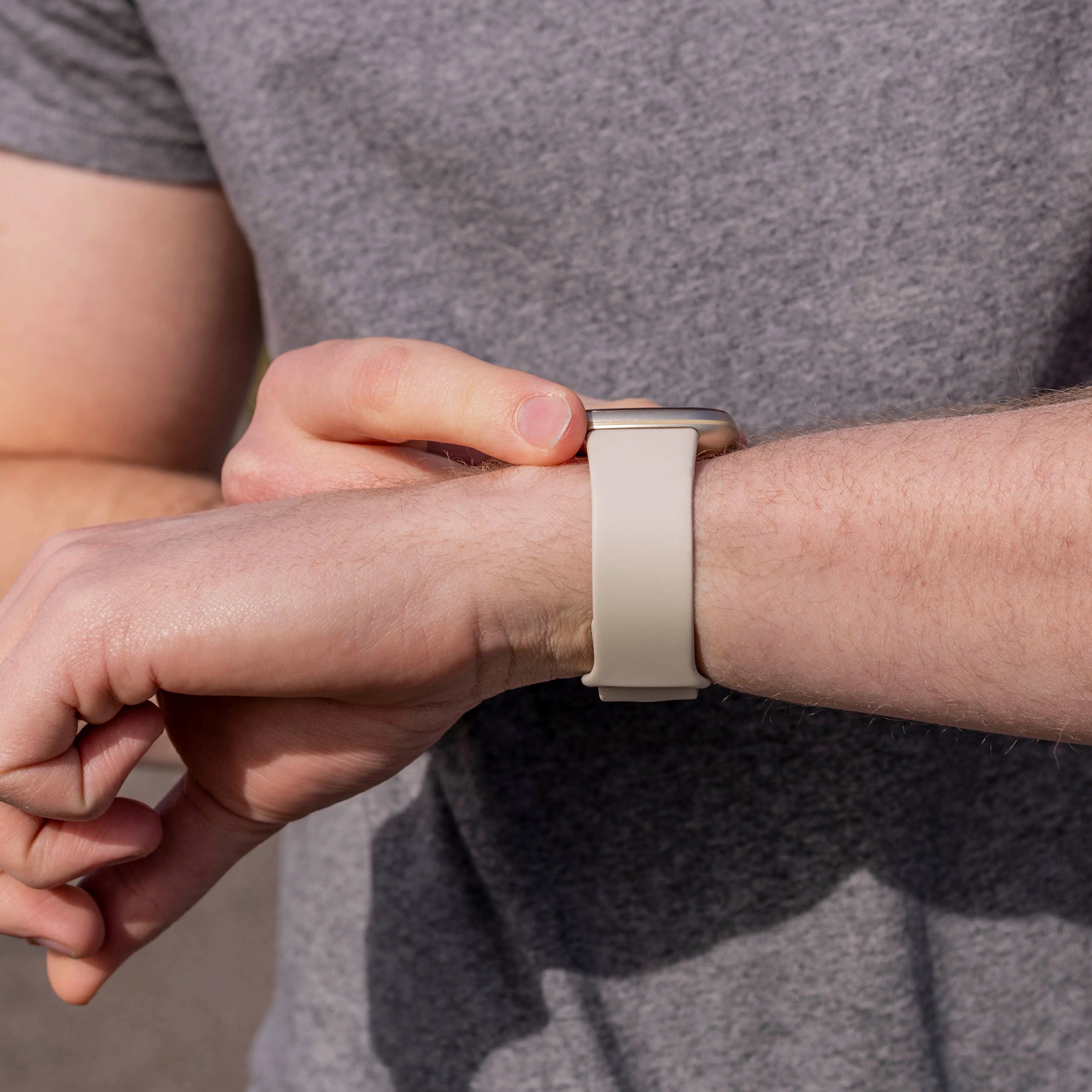 Fitbit Versa 3 Silikonarmband Classic (Gebrochenes Weiß)