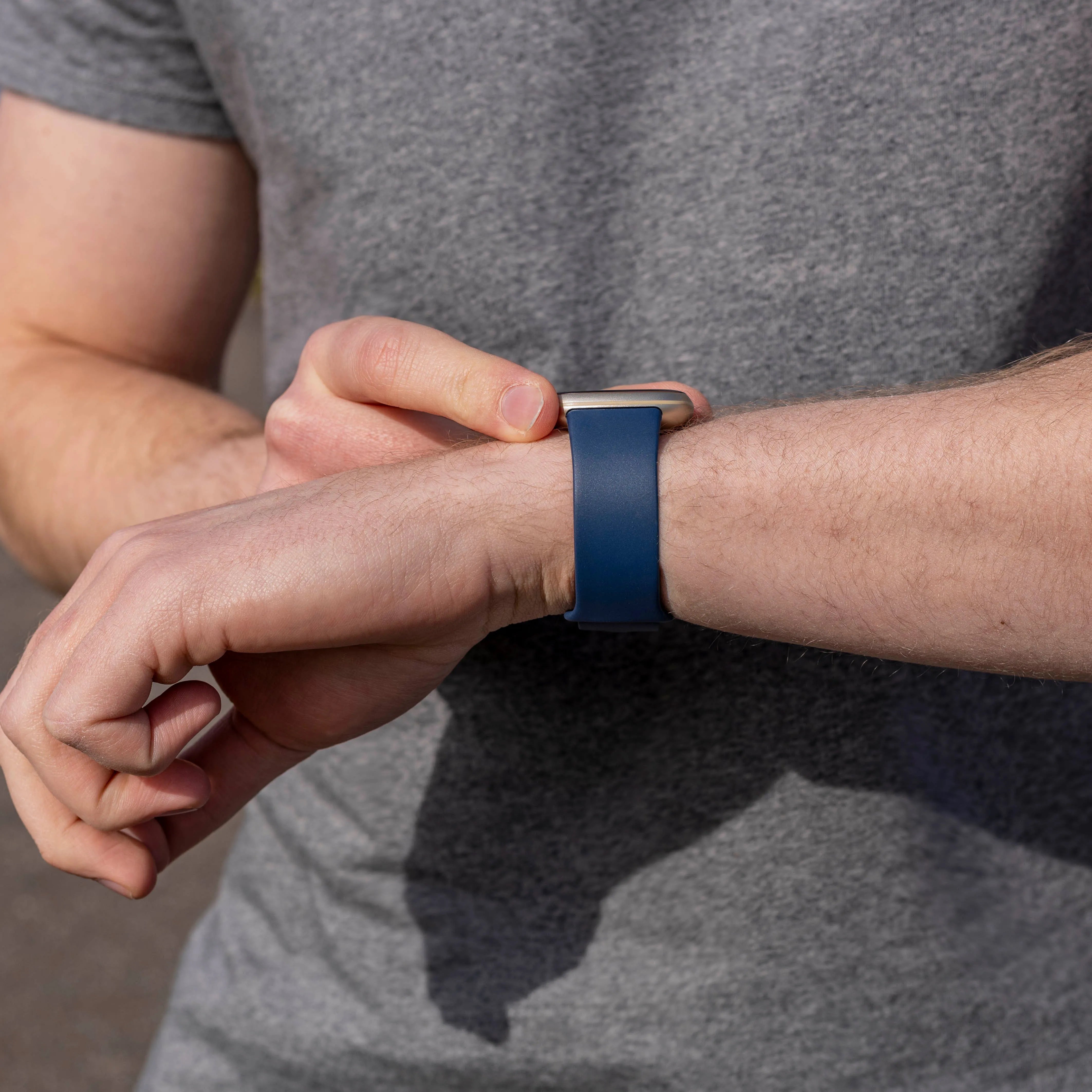 Fitbit Sense Silikonarmband Classic (Dunkelblau)