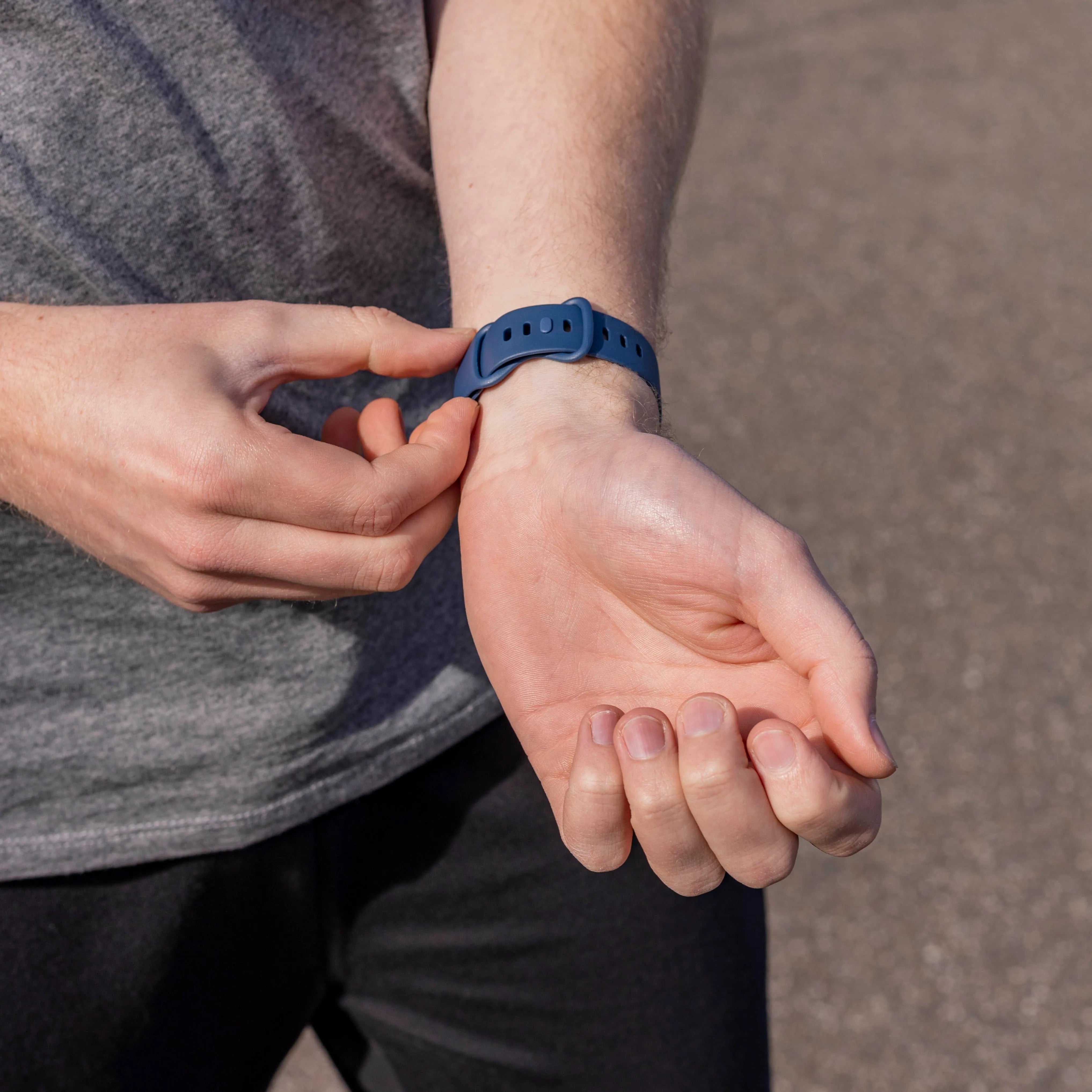 Bracelet silicone classique Fitbit Sense 2 (bleu foncé)