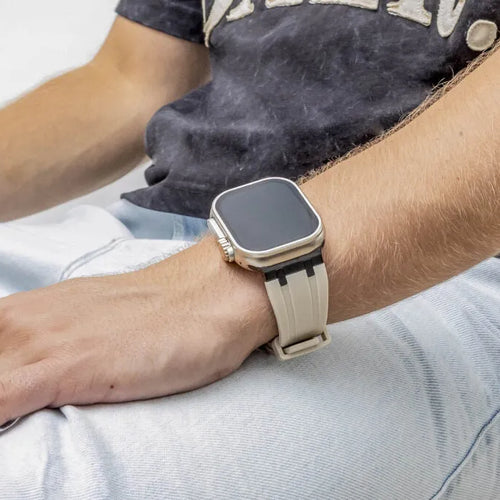 BALR Apple Watch Ultra liquid siliconen band (beige/zwart)