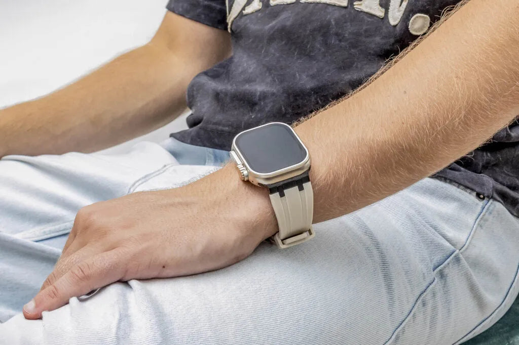 BALR Apple Watch Ultra liquid siliconen band (beige/zwart)