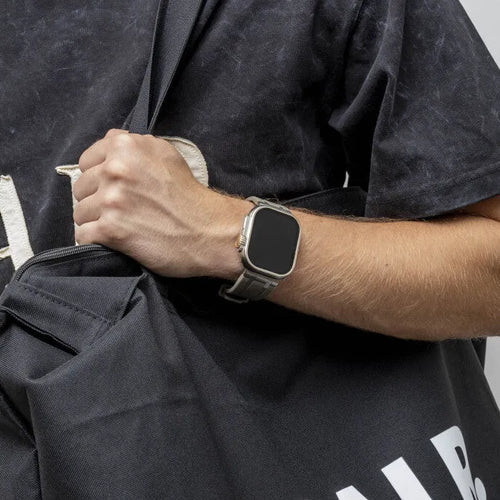 BALR Apple Watch Ultra liquid siliconen band (bruin/titanium)