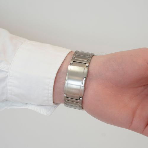 Titanium Strap 'One Push', silver, lifestyle photo