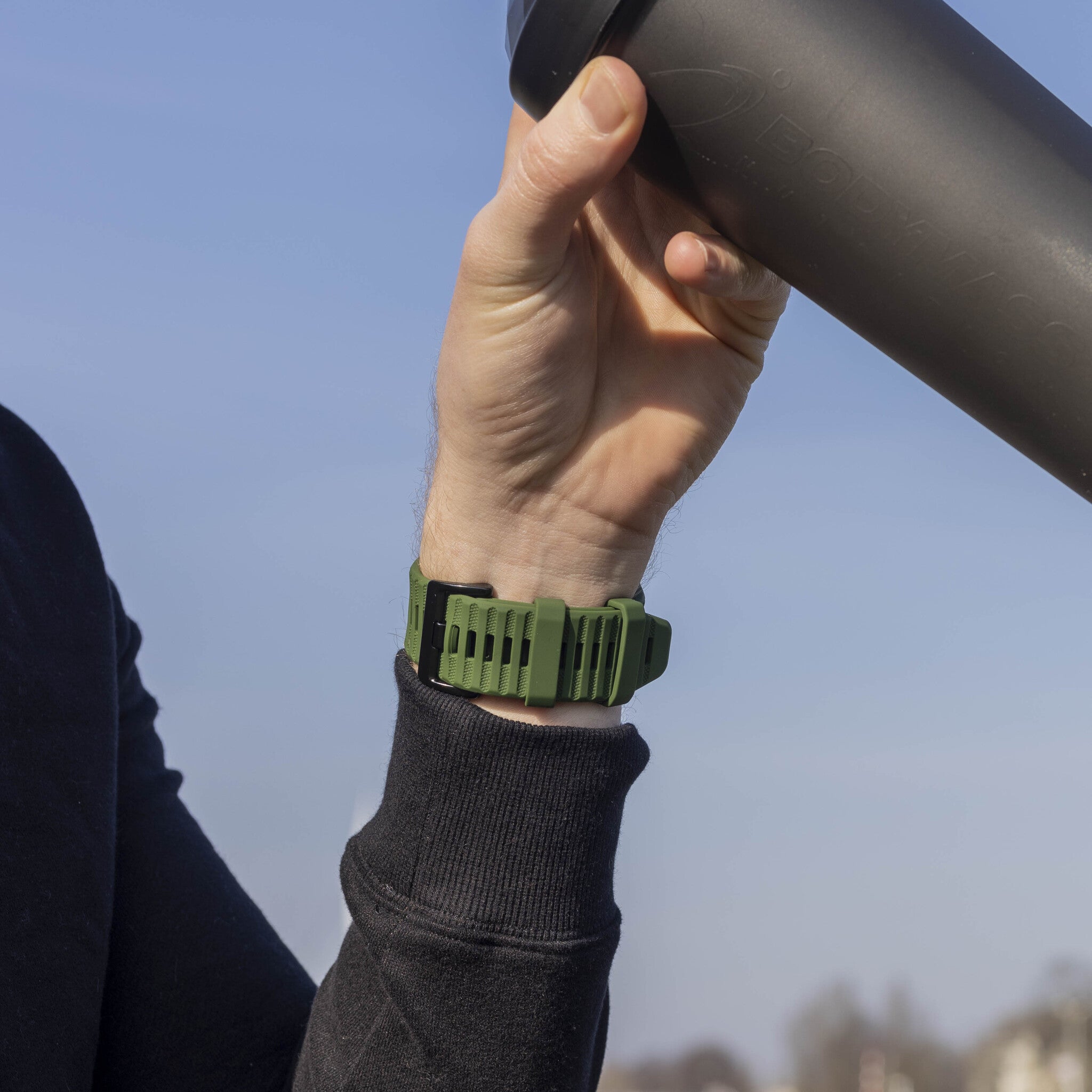 Bandz Garmin Quatix 8 - 51mm siliconen band met gesp (donkergroen)