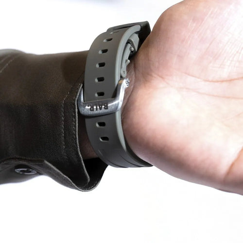 BALR Apple Watch Ultra liquid siliconen band (bruin/titanium)