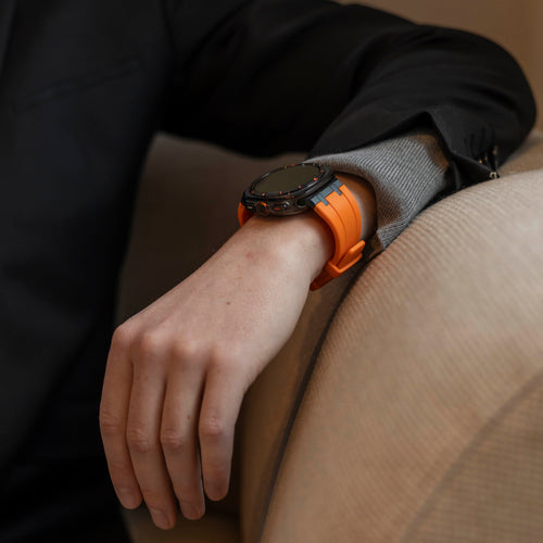 Bandz Samsung Galaxy Watch Ultra Silikonarmband 'Luxe Liquid' (Orange mit Schwarz)