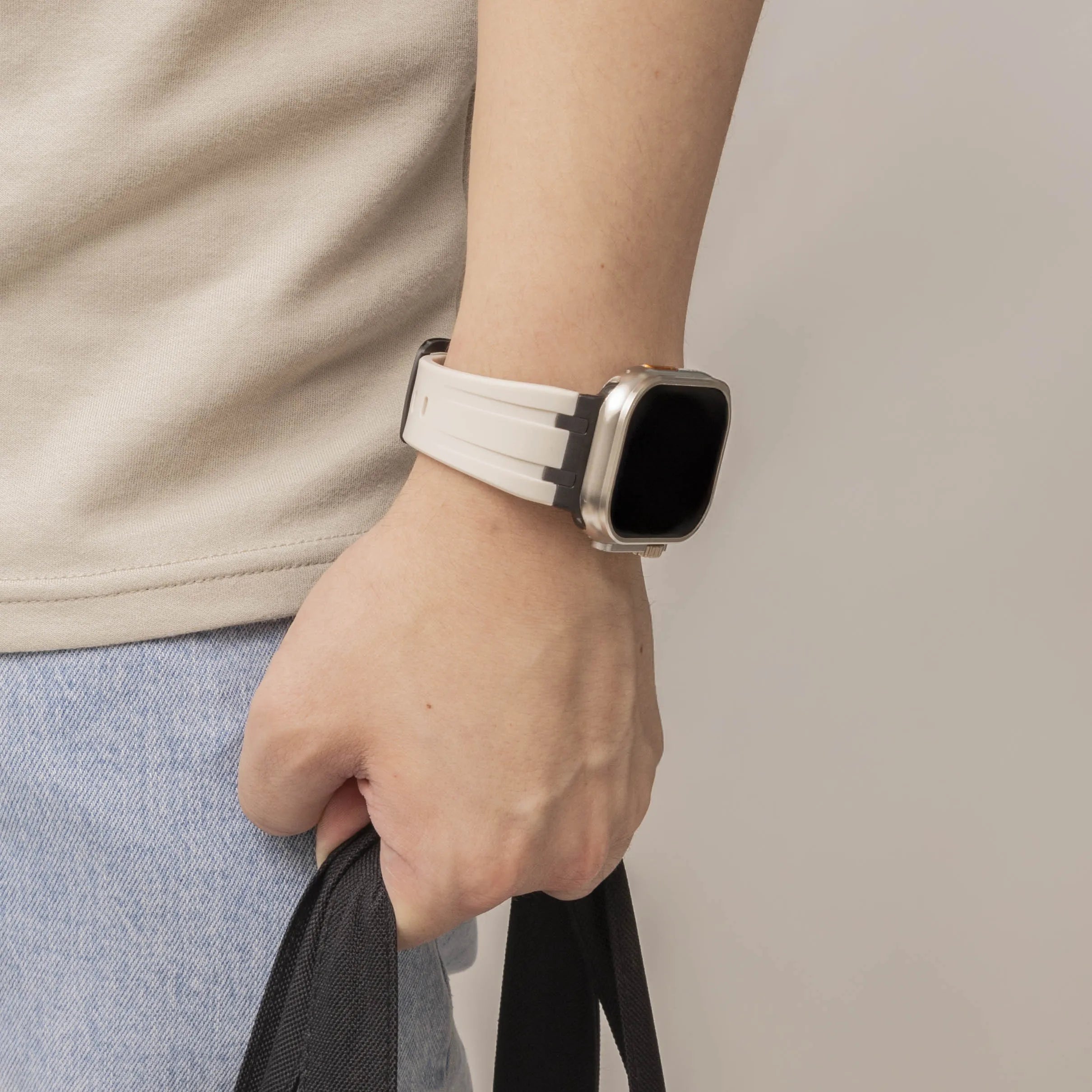 Bandz Apple Watch Silikonarmband 'Luxe Liquid' (Beige mit Schwarz)