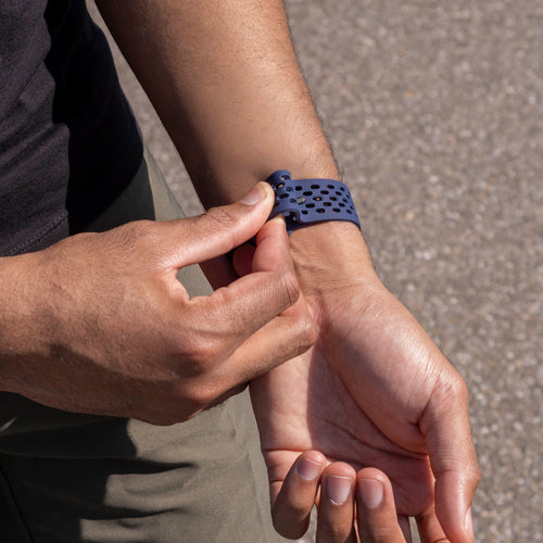 Samsung Galaxy Watch 8 Classic Silikonarmband mit Löchern (Dunkel Blau)