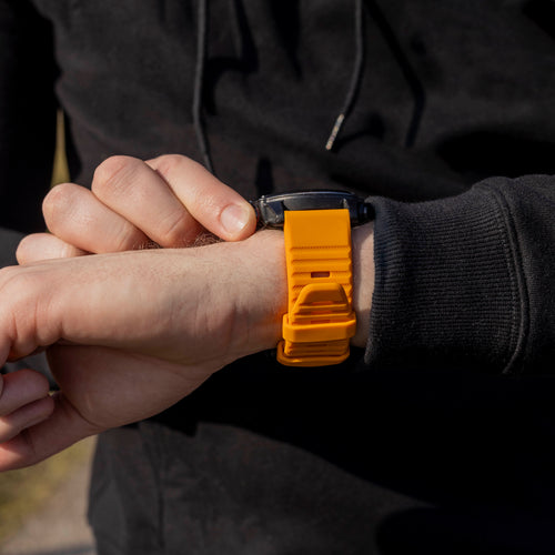 Bandz Garmin Fenix 8 - 51mm siliconen band met gesp (oranje)