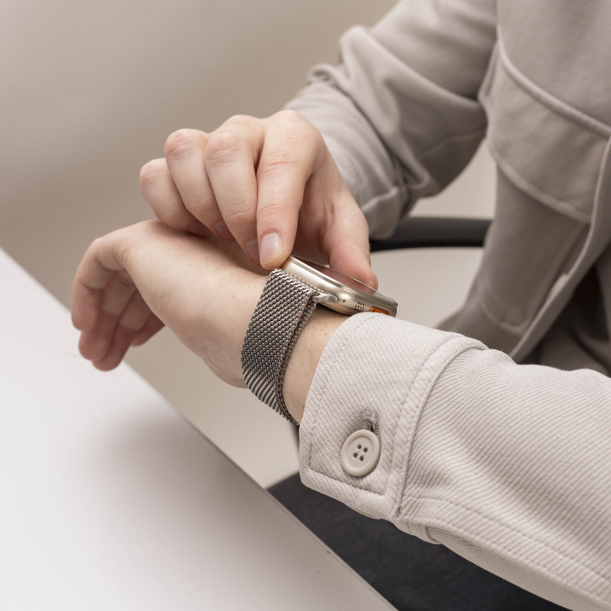 Apple Watch Modern Milanese-Armband (Titan)
